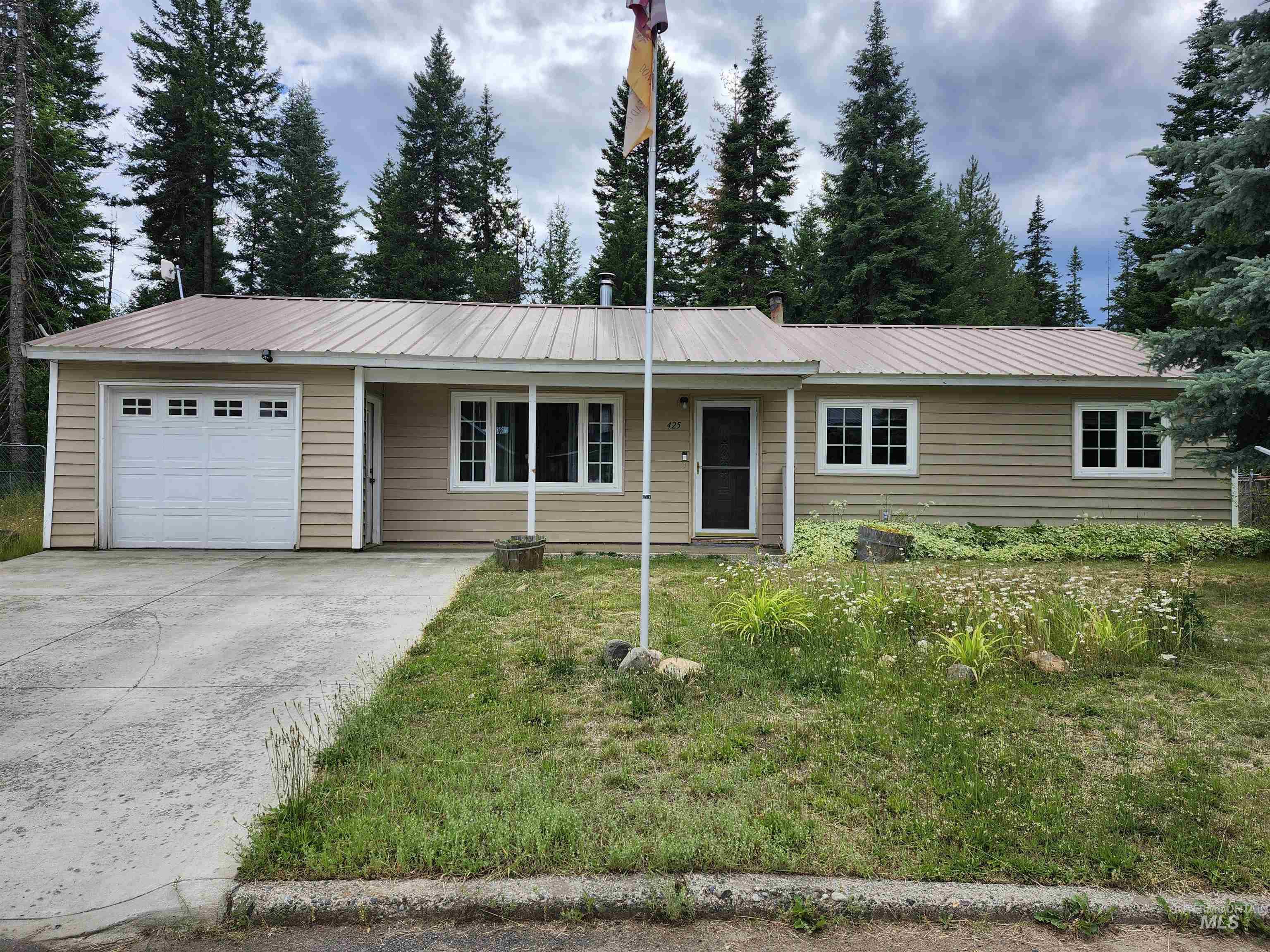 425 Cedar Dr Property Photo 1