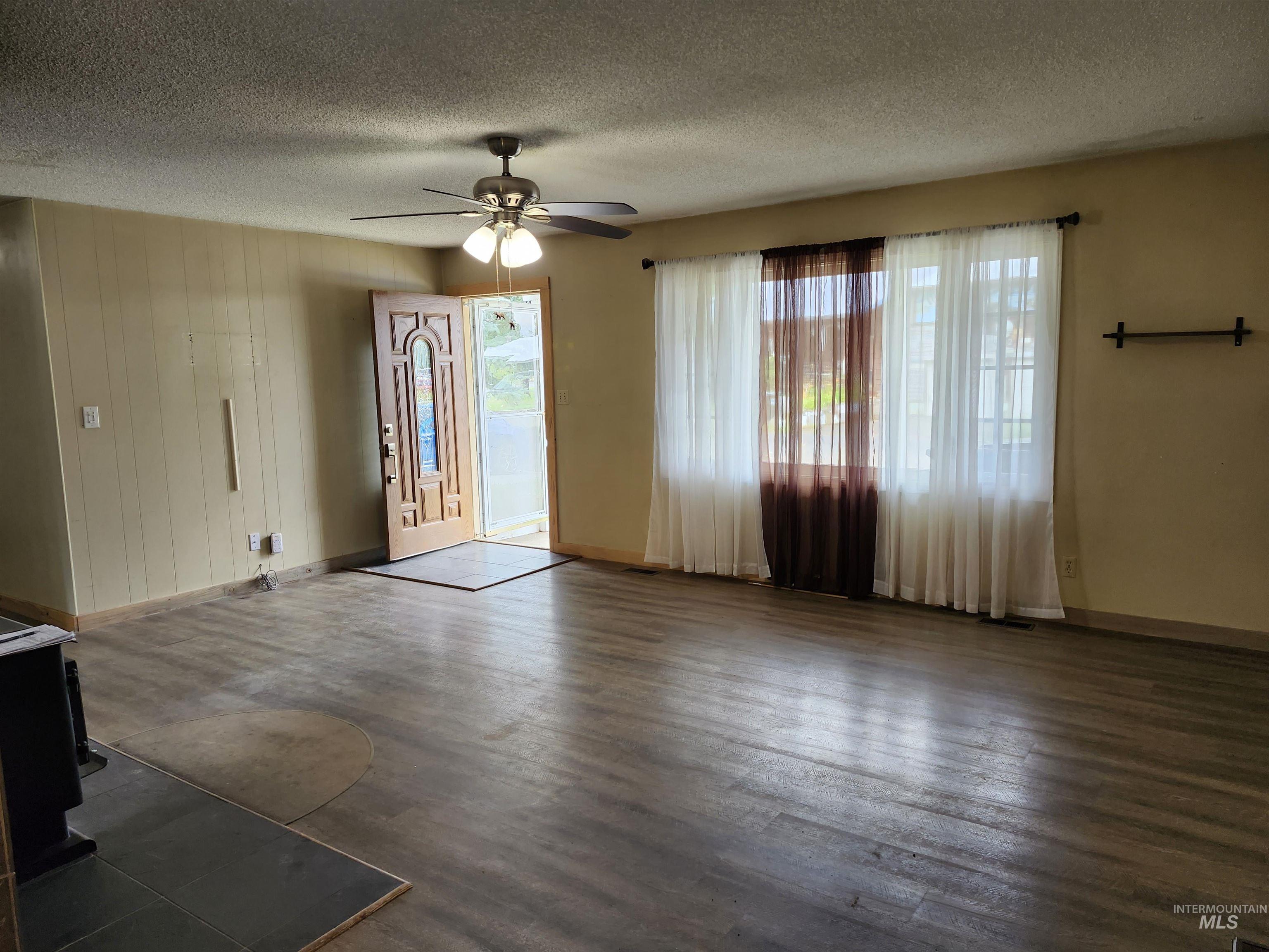 425 Cedar Dr Property Photo 3
