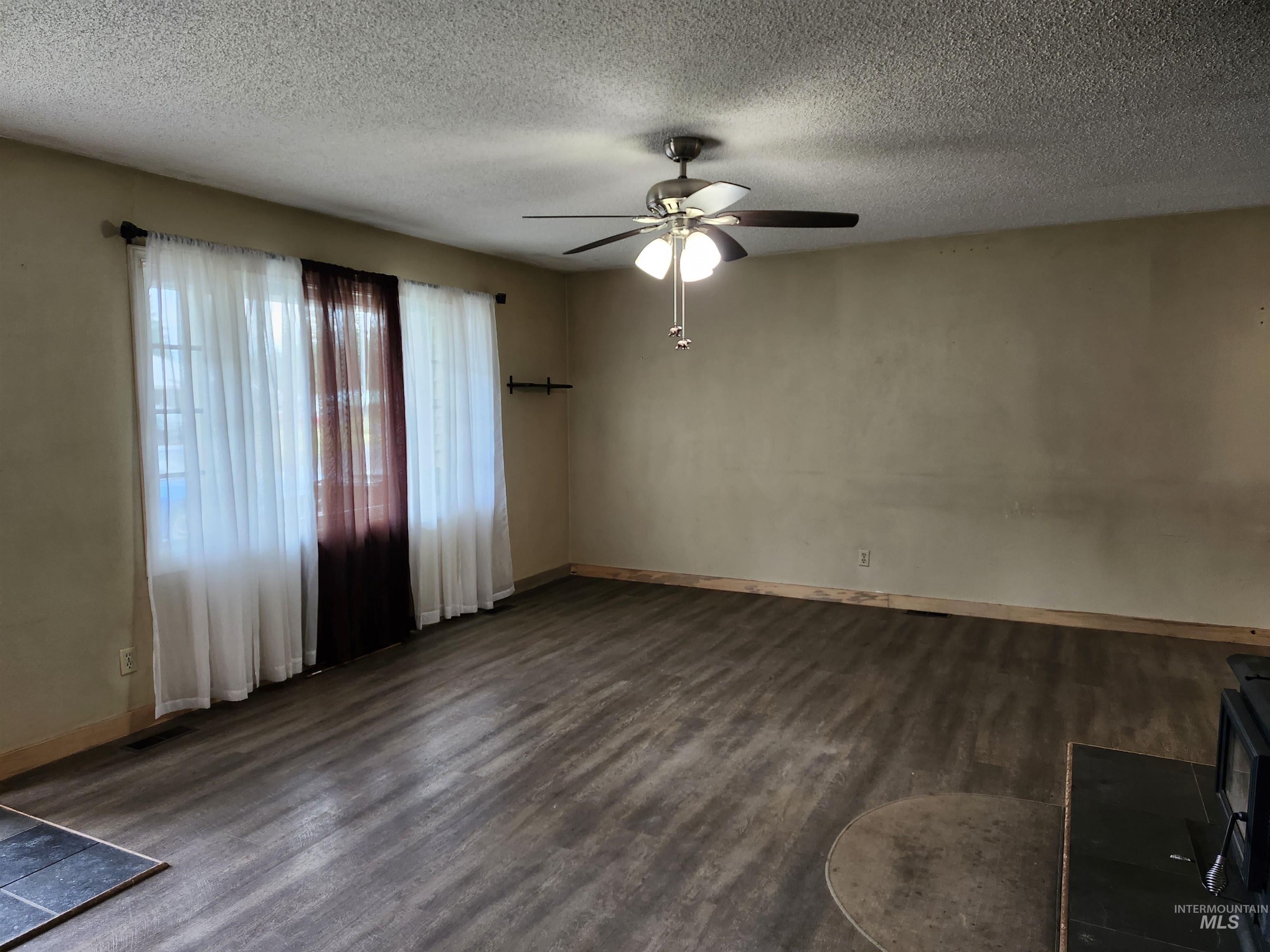 425 Cedar Dr Property Photo 4