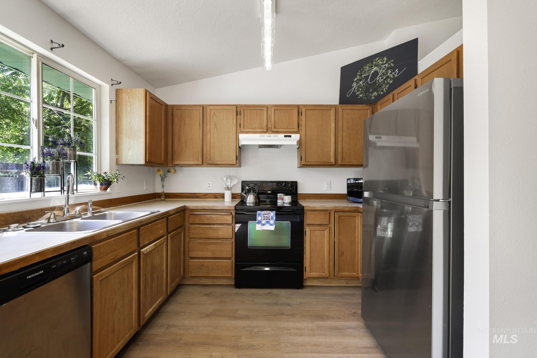 180 Lake St E Property Photo 5
