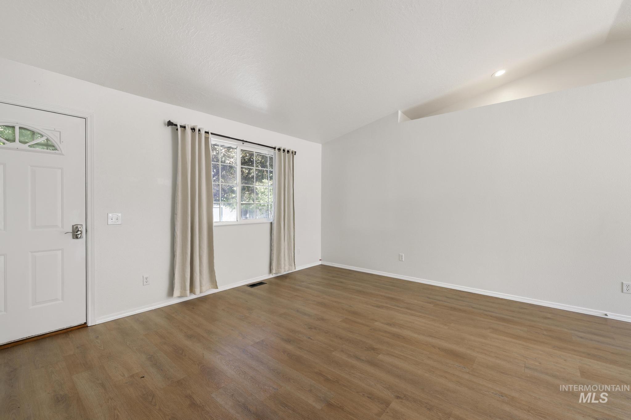 180 Lake St E Property Photo 9