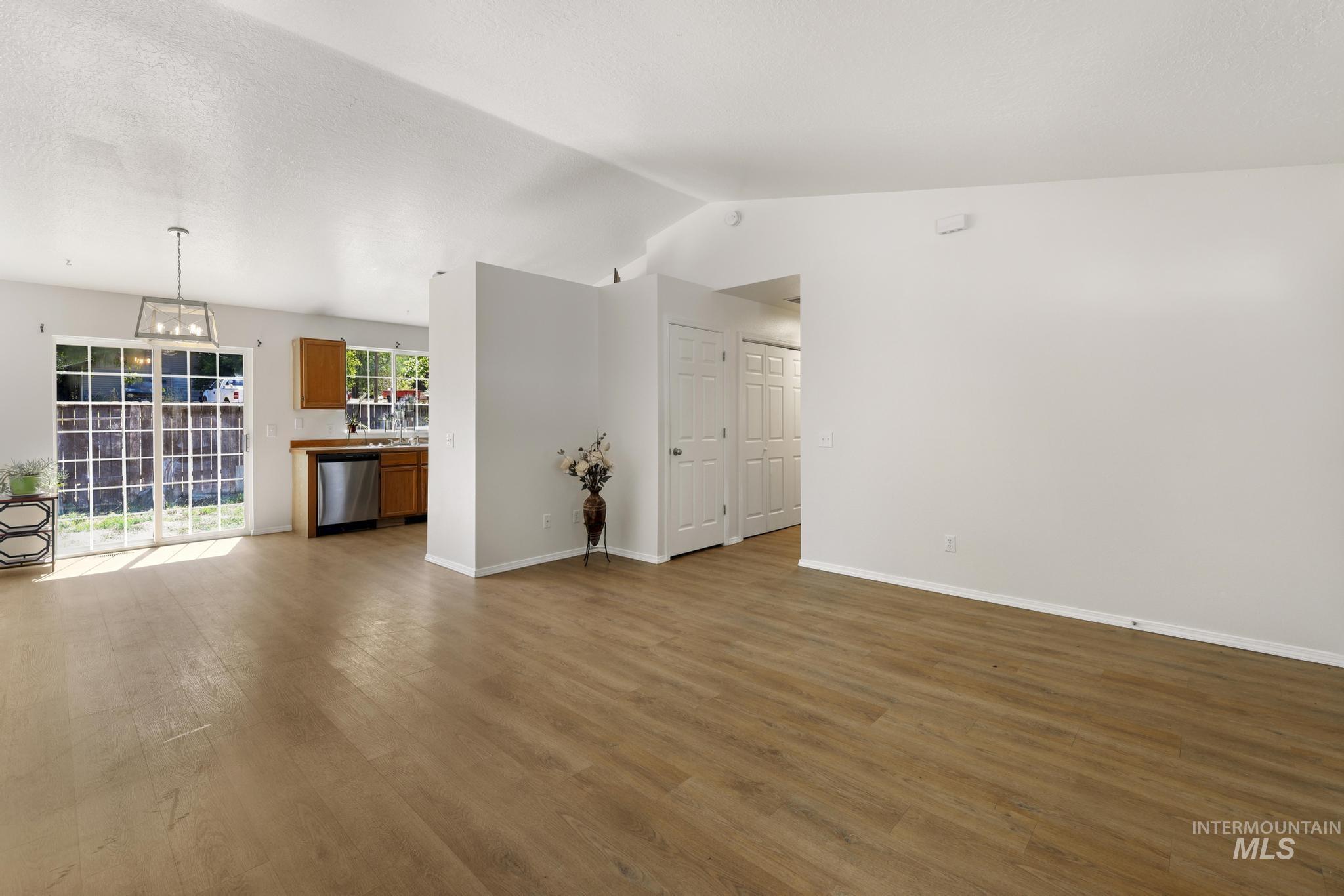 180 Lake St E Property Photo 11