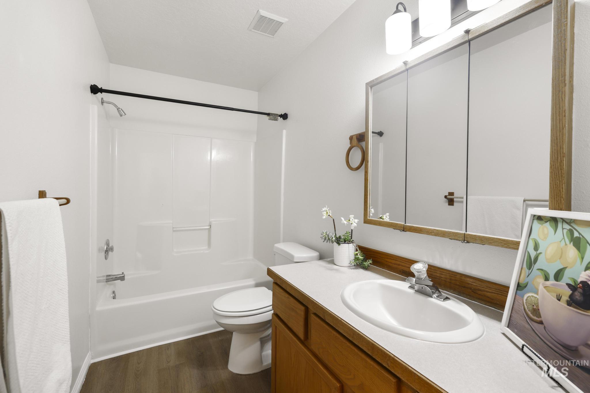 180 Lake St E Property Photo 13