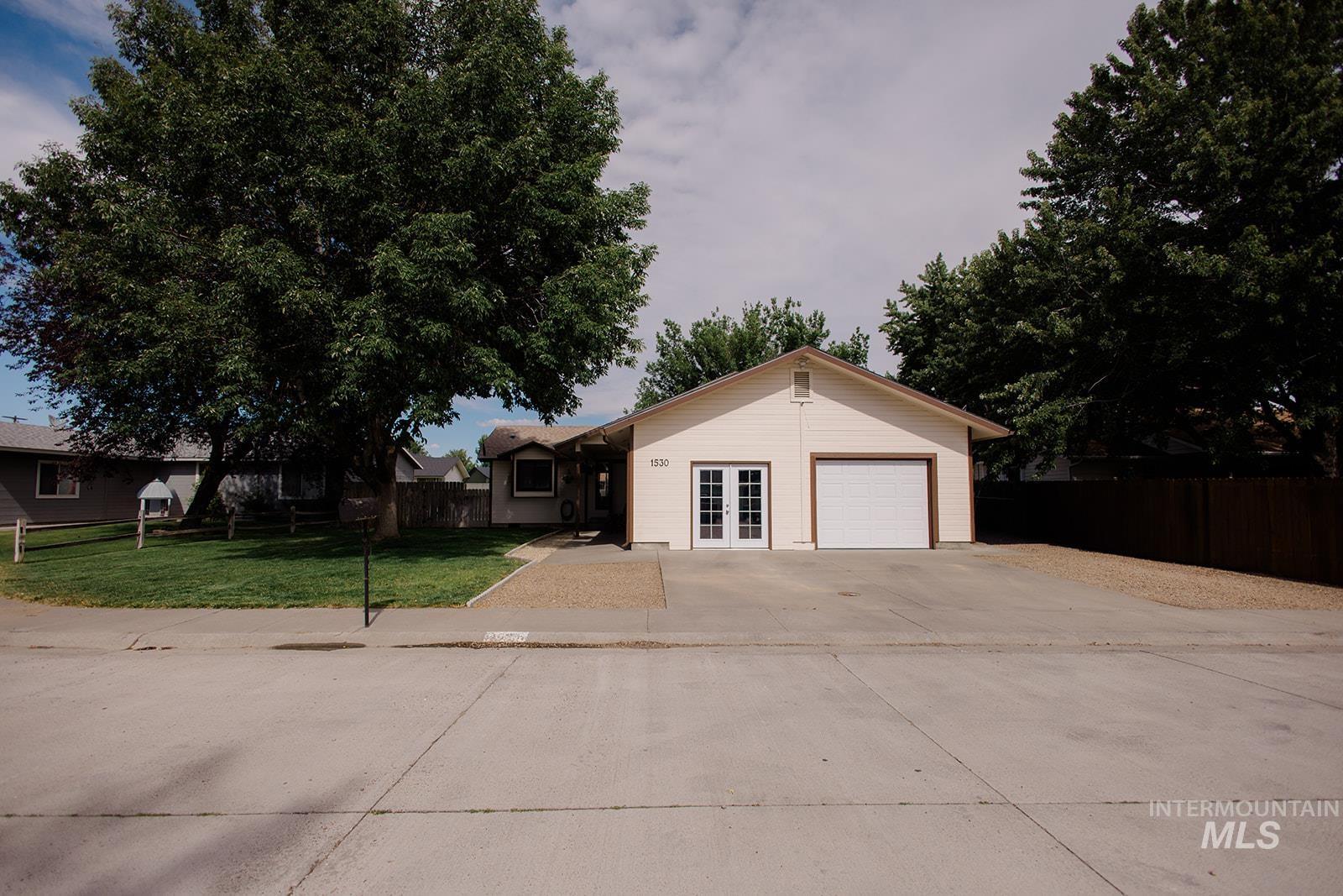1530 Rosewood St Property Photo 3
