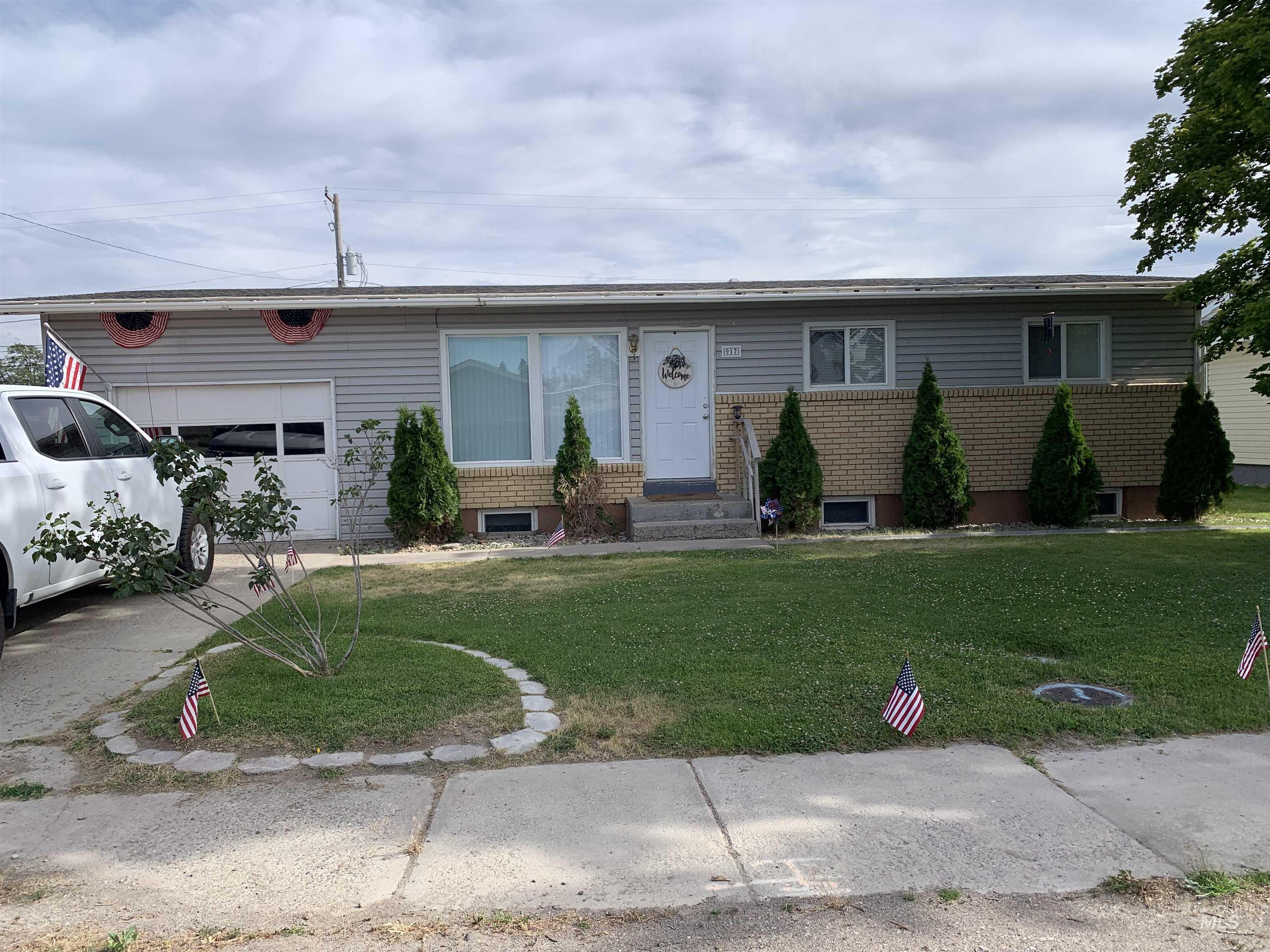 917 15th Dr Property Photo 1