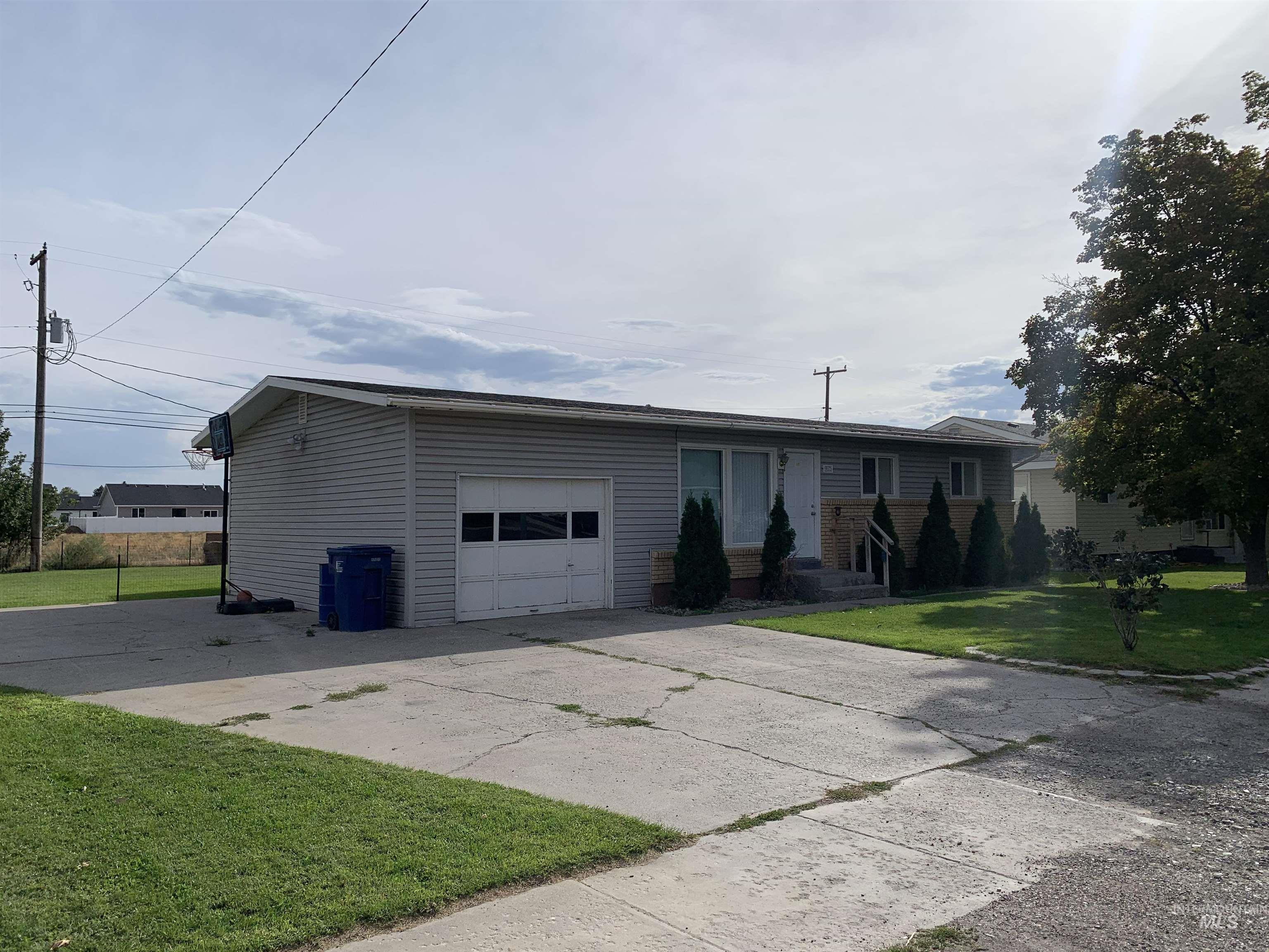917 15th Dr Property Photo 2
