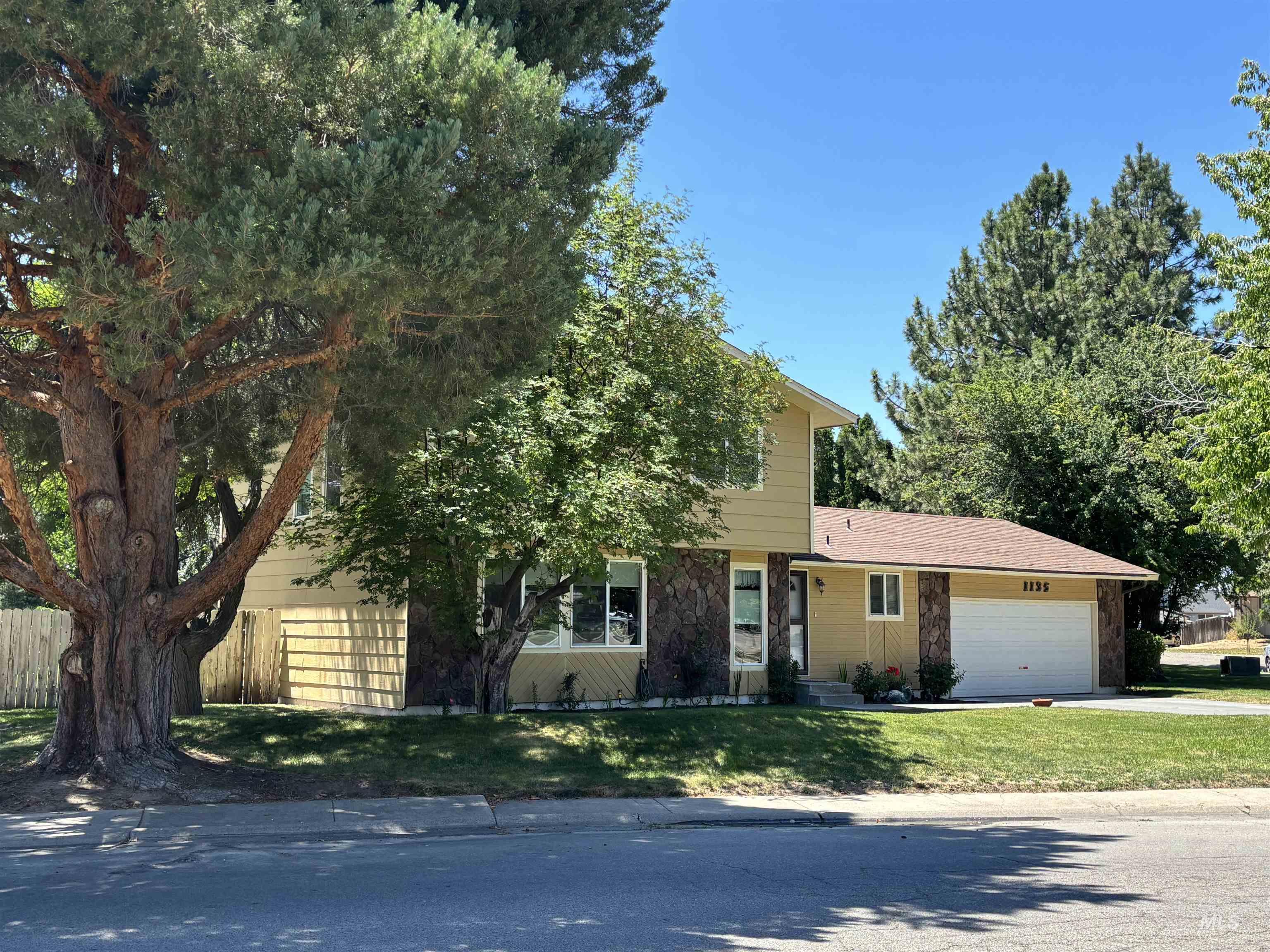 1135 S Haskett Property Photo 6
