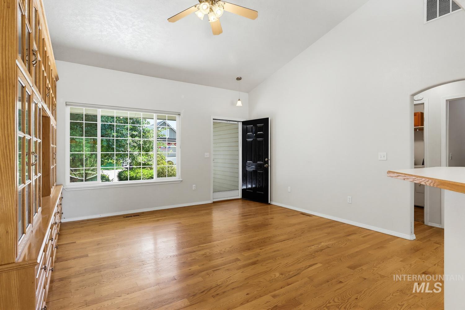 1025 N Portchester Ave Property Photo 7