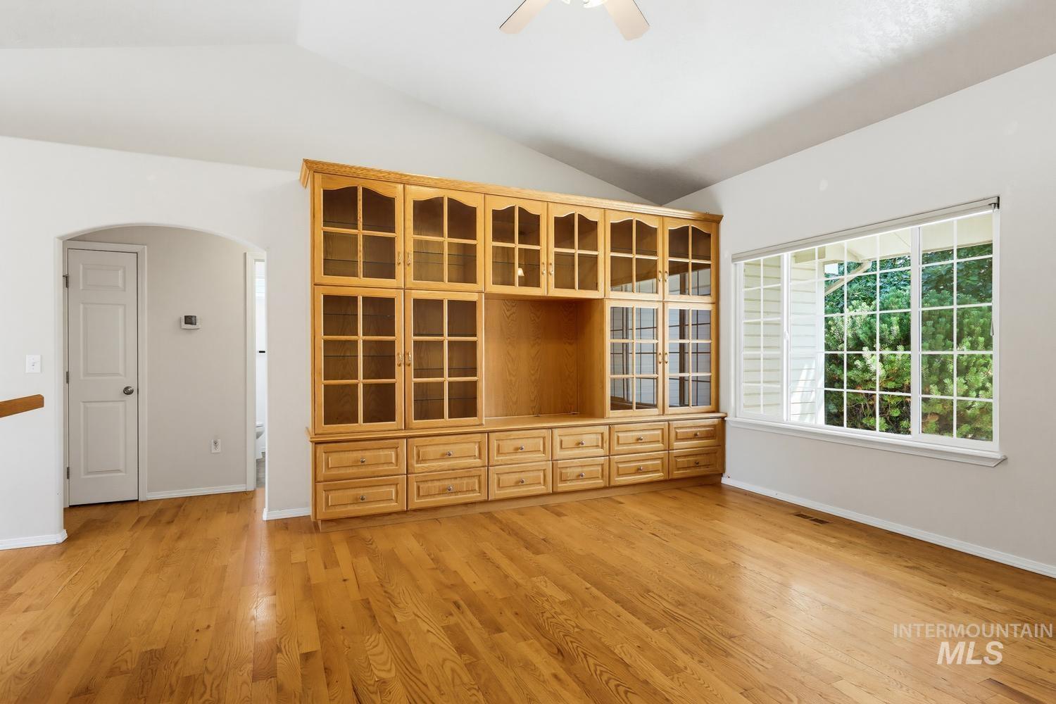1025 N Portchester Ave Property Photo 8