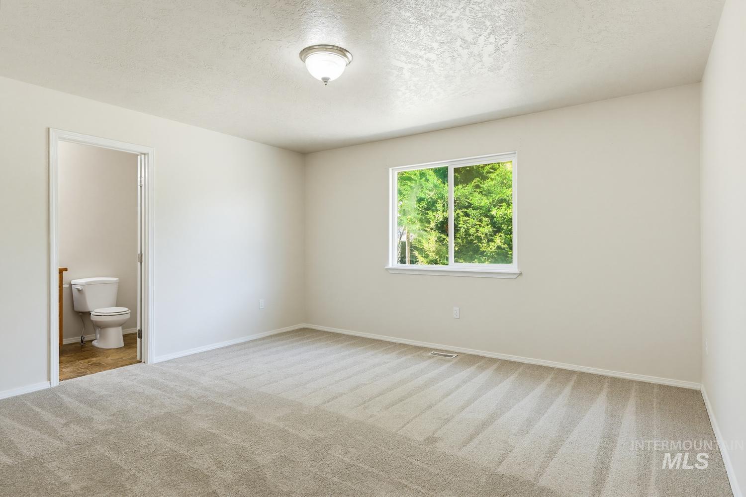 1025 N Portchester Ave Property Photo 18