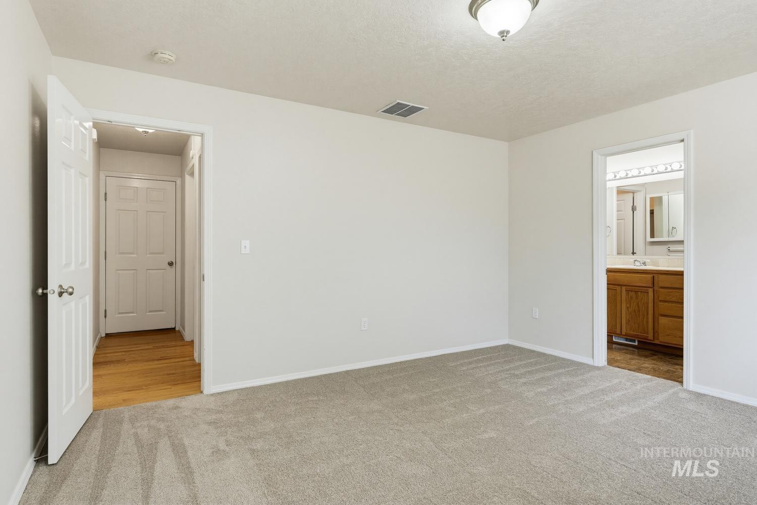 1025 N Portchester Ave Property Photo 19