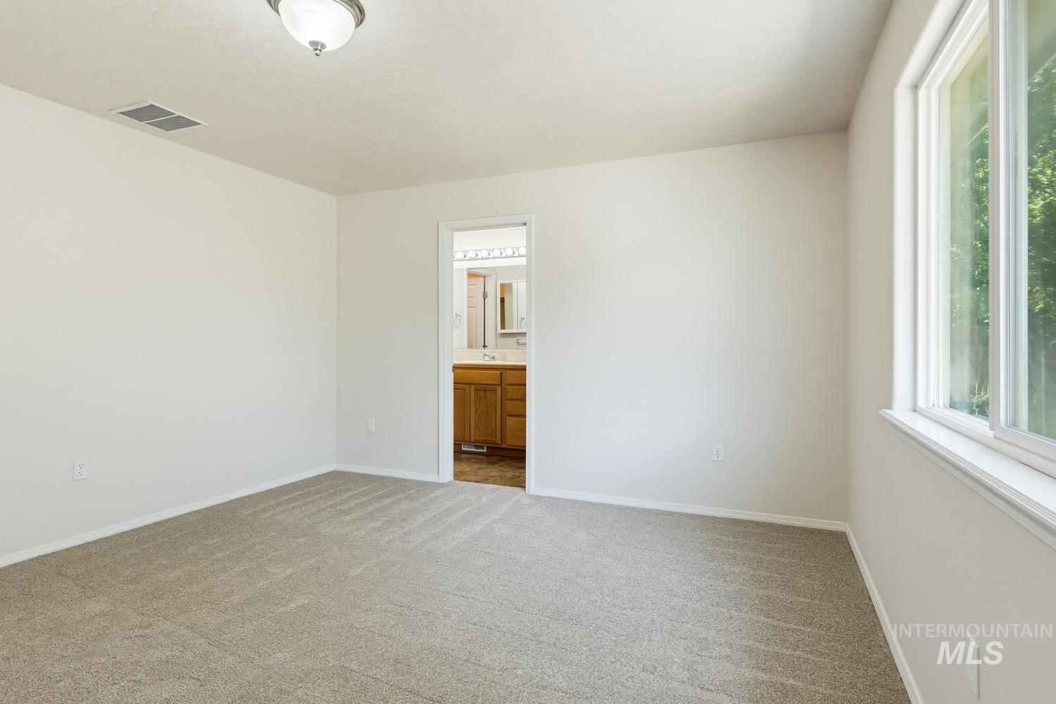 1025 N Portchester Ave Property Photo 20