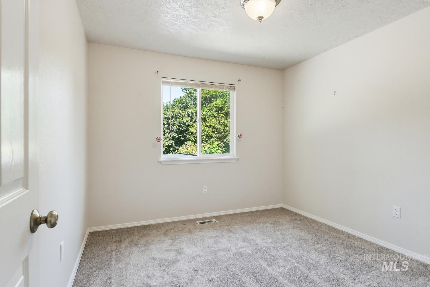 1025 N Portchester Ave Property Photo 25
