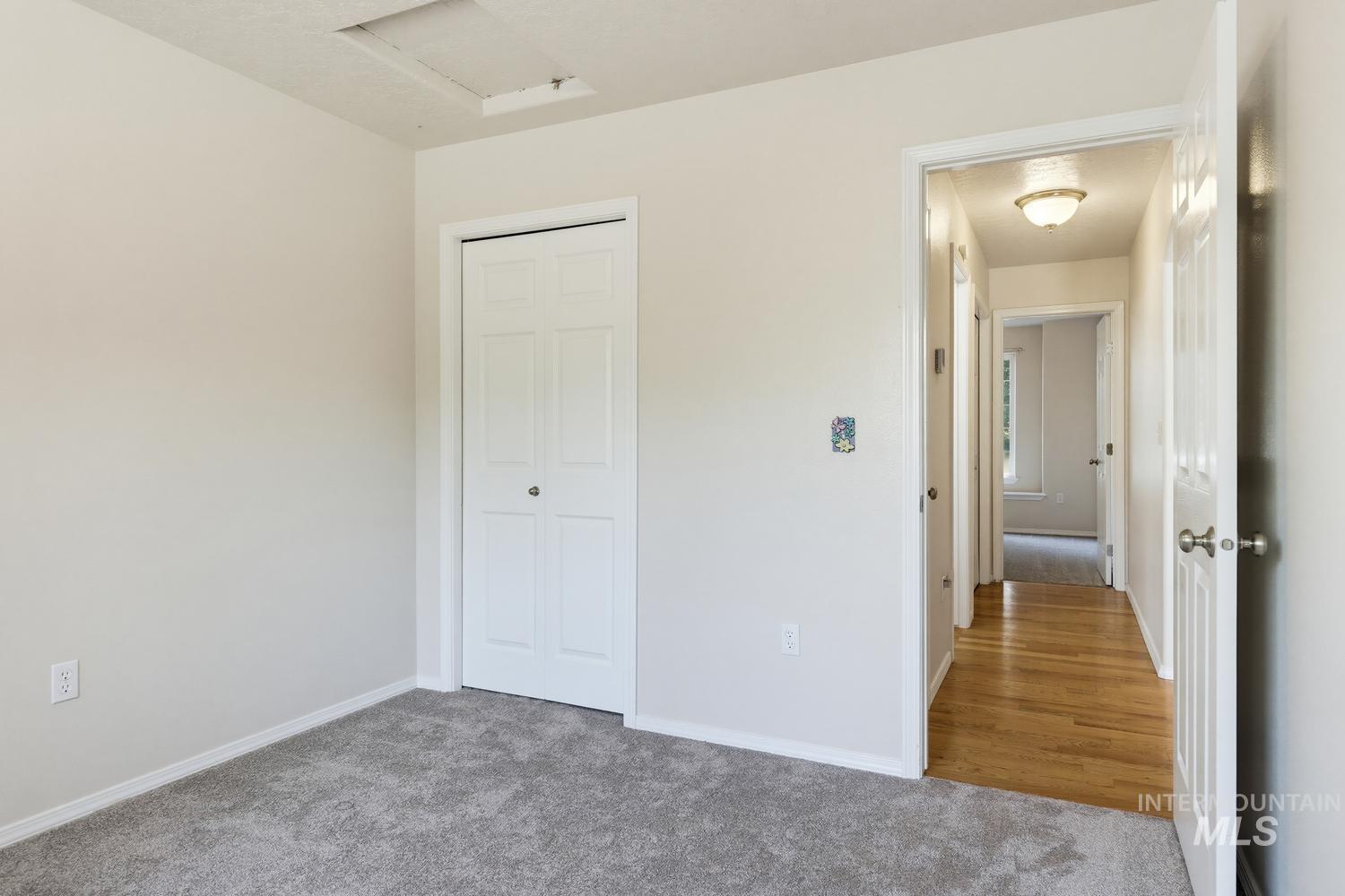 1025 N Portchester Ave Property Photo 26