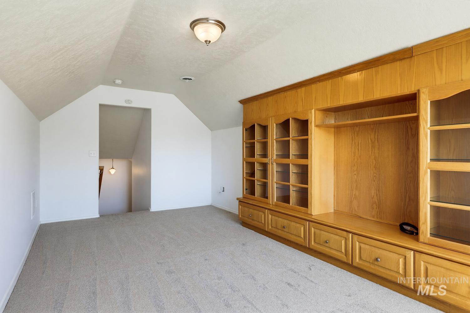 1025 N Portchester Ave Property Photo 32