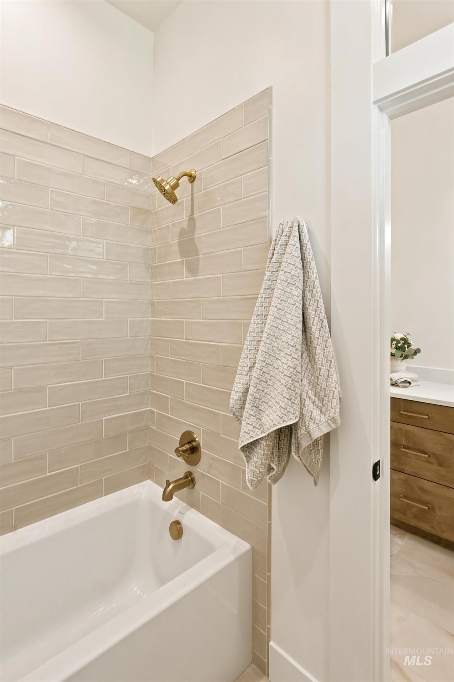 2426 E Eagle View Ct. Property Photo 28
