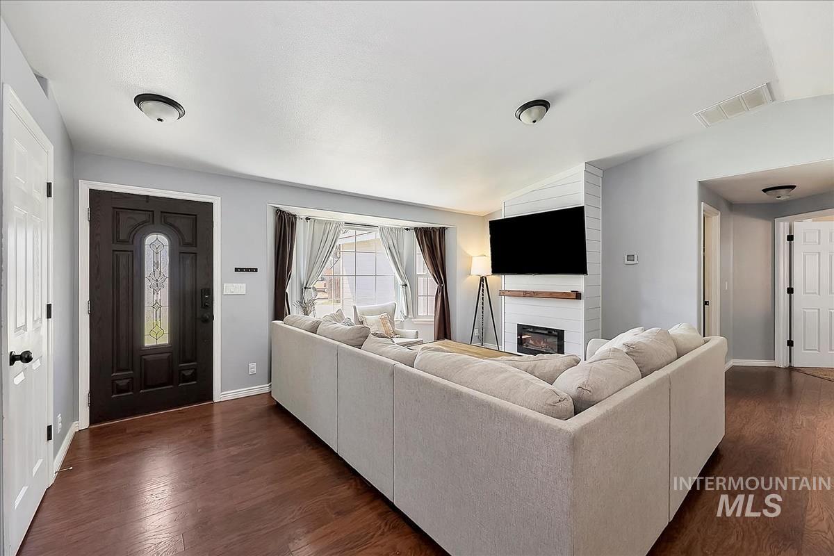 1803 Poplar St Property Photo 6