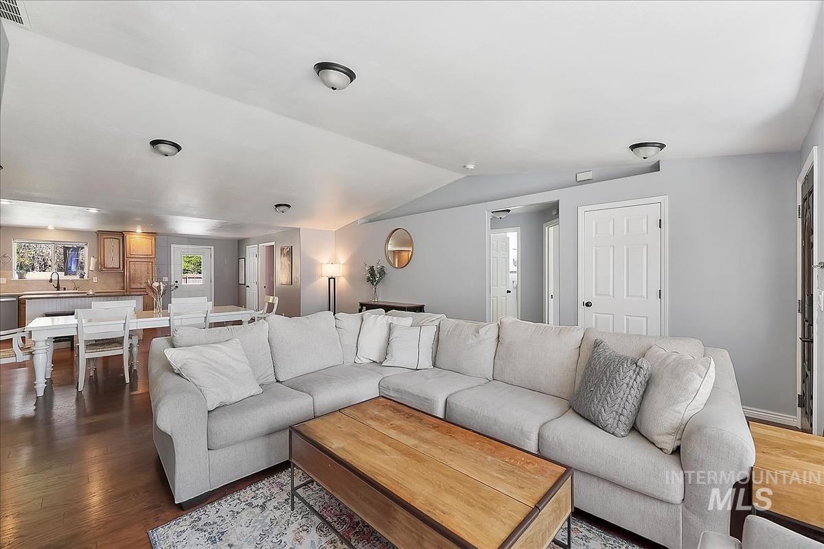 1803 Poplar St Property Photo 9