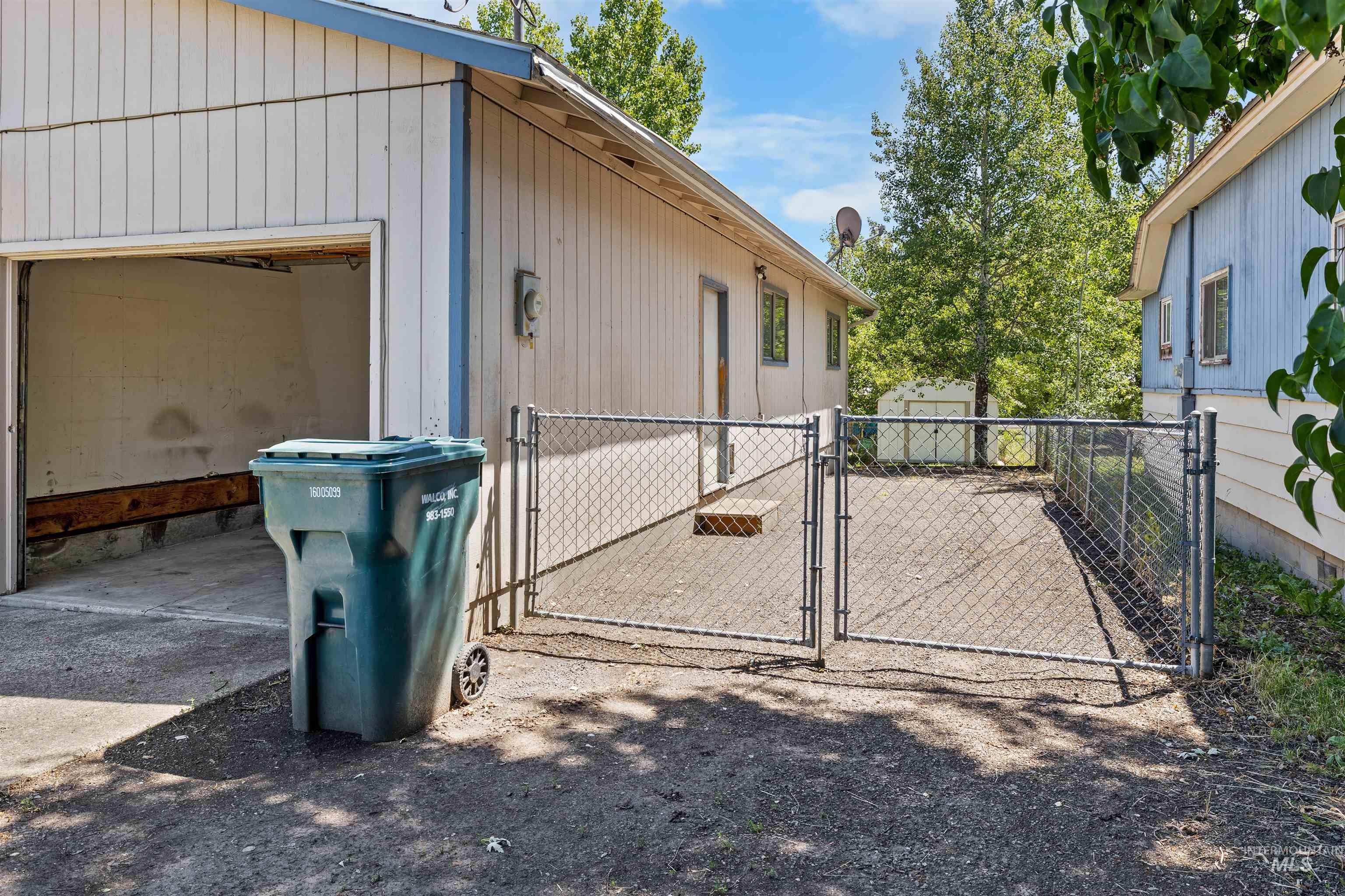 503 N College St Property Photo 11