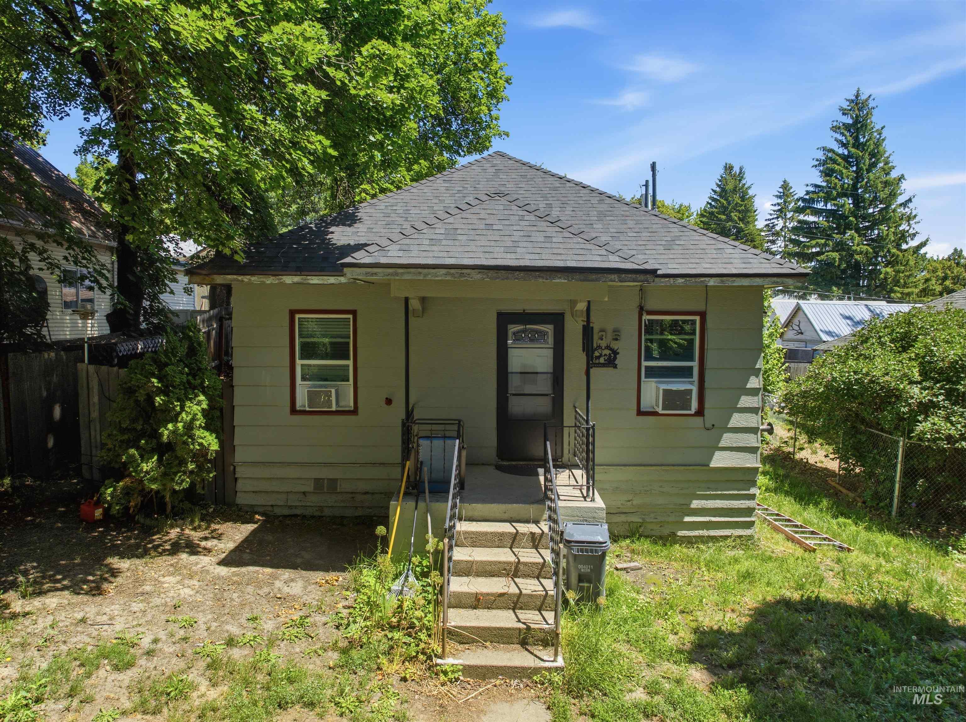 735 Oak St Property Photo 1