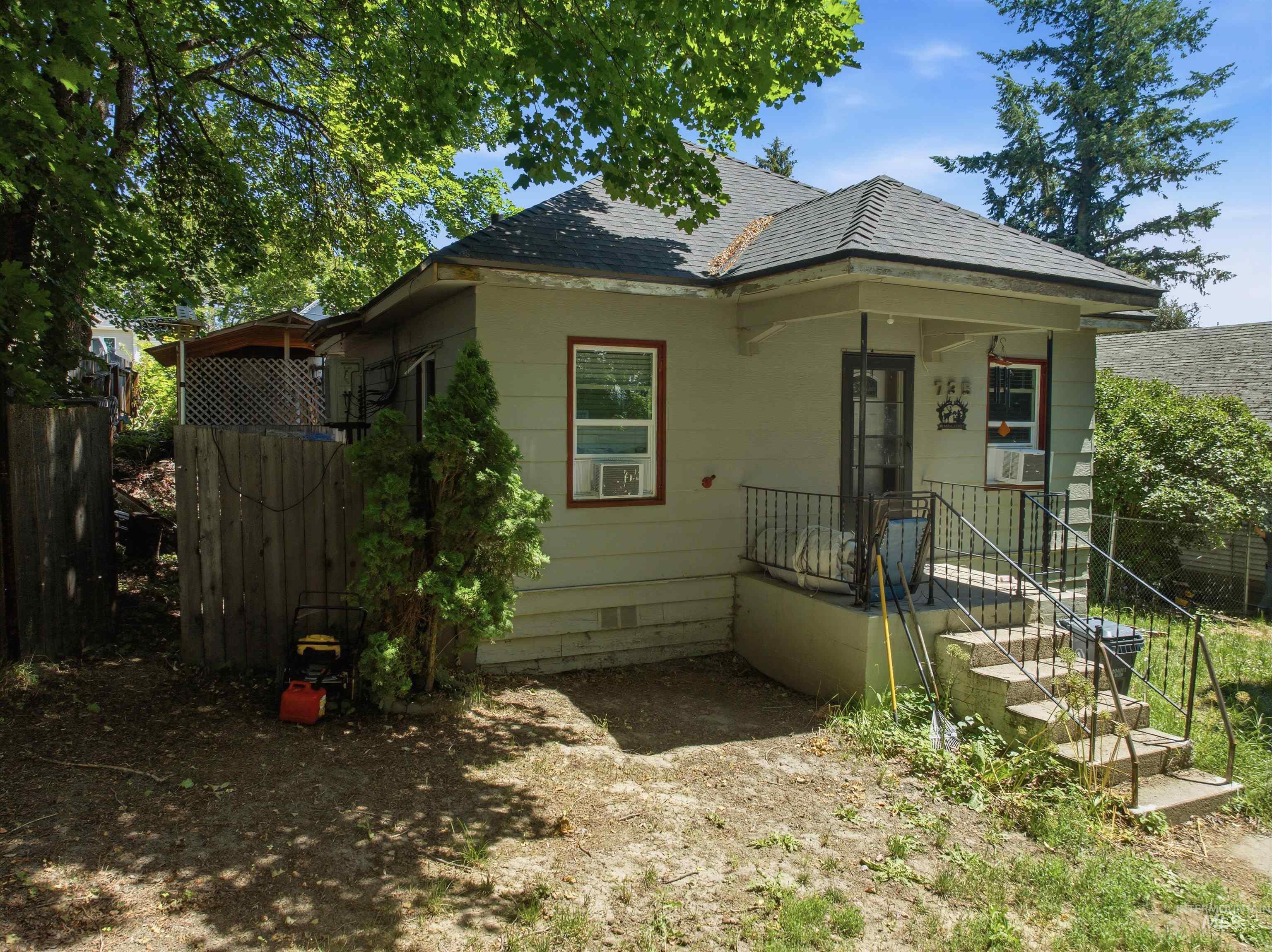 735 Oak St Property Photo 2