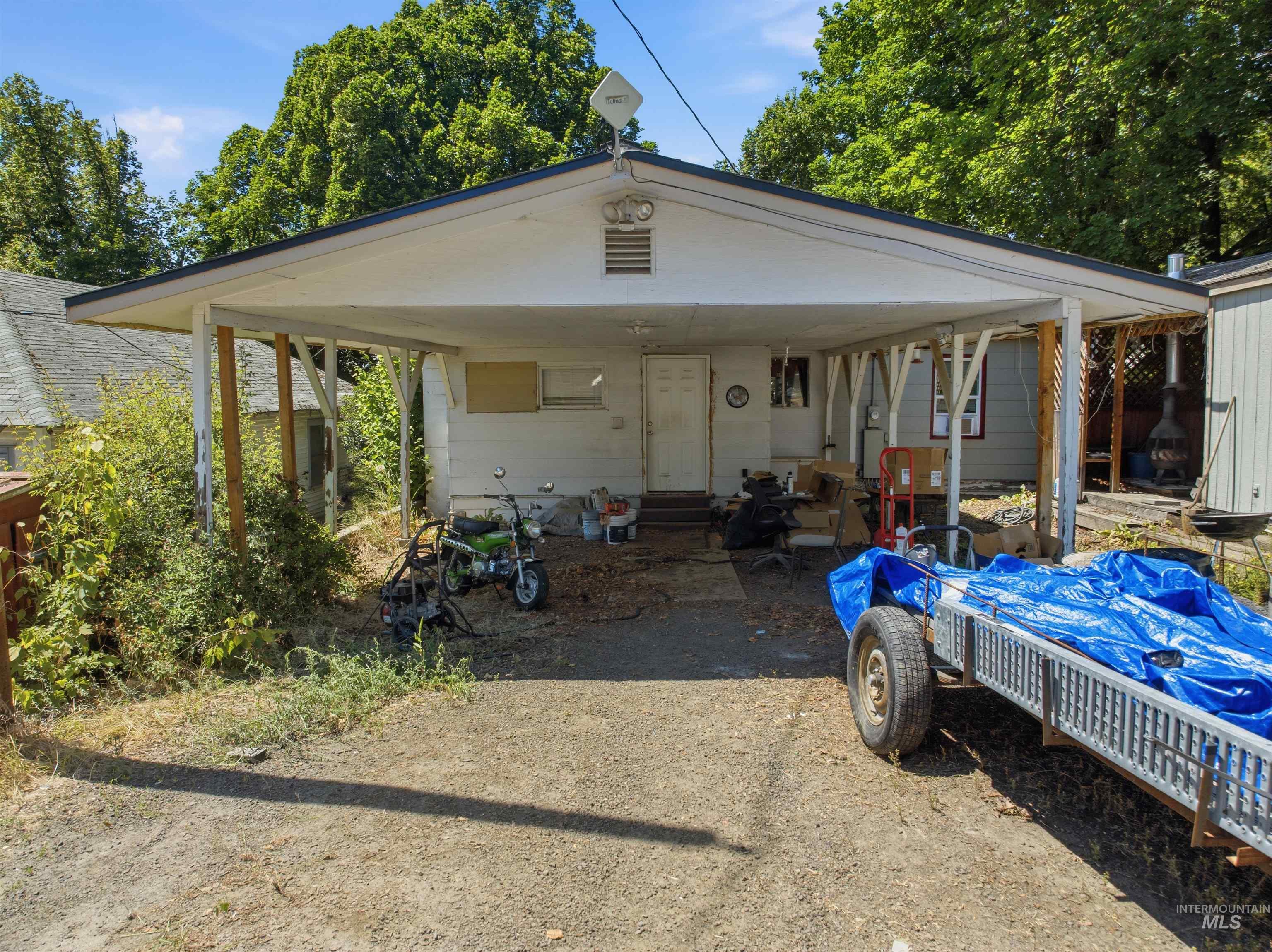 735 Oak St Property Photo 3