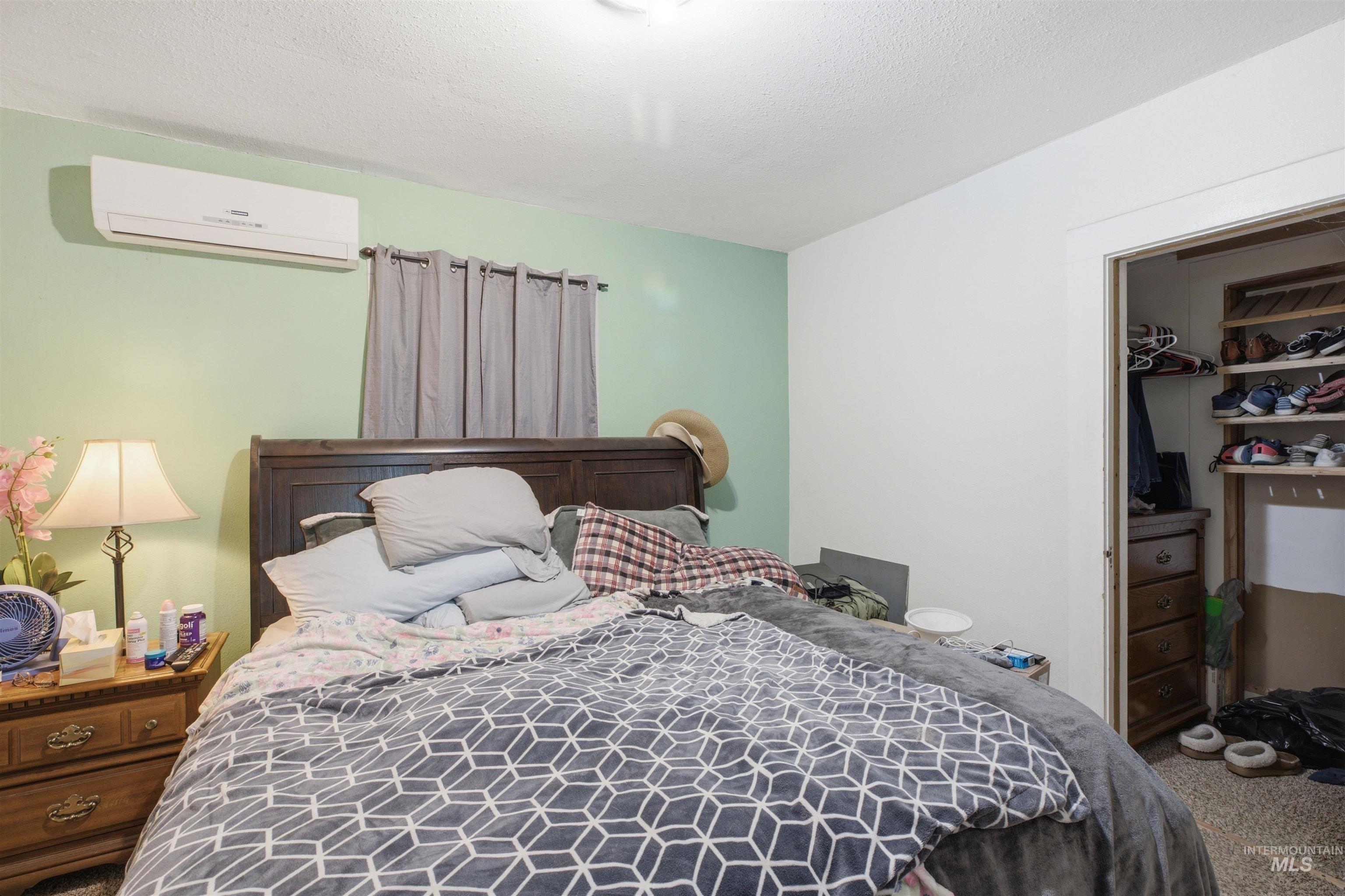 735 Oak St Property Photo 6