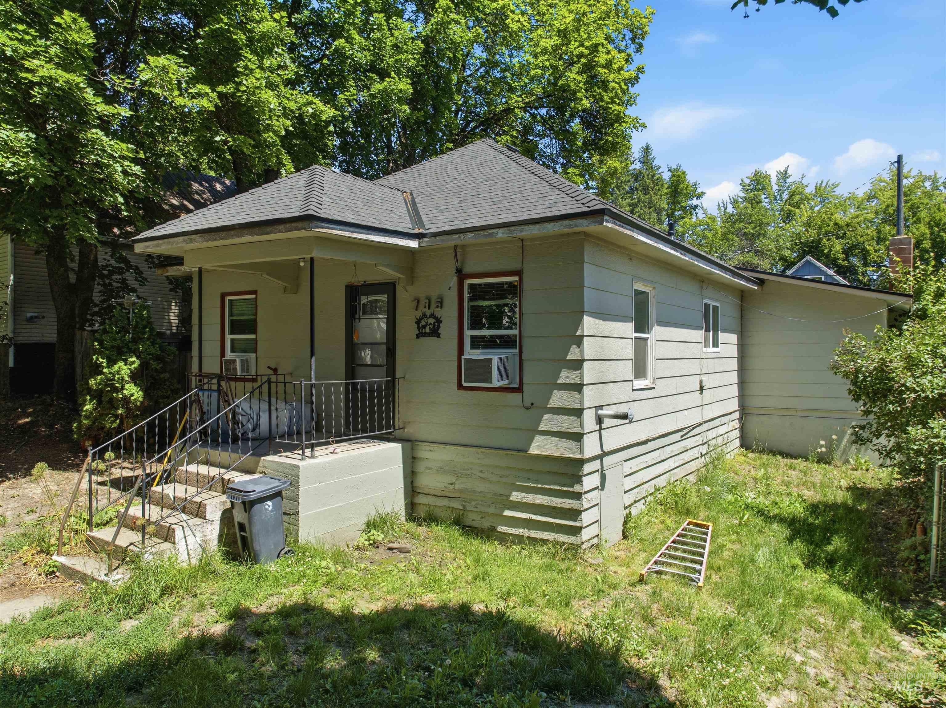 735 Oak St Property Photo 12