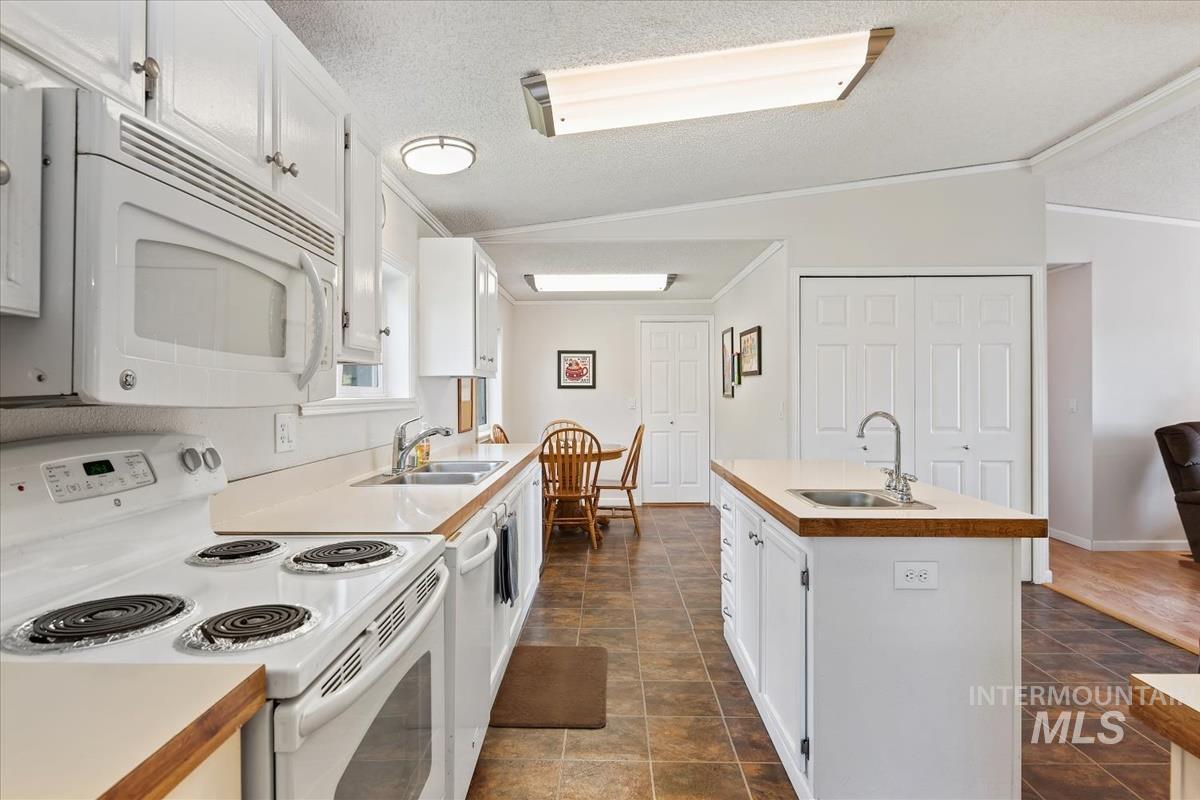 5758 W Hill Rd Property Photo 10