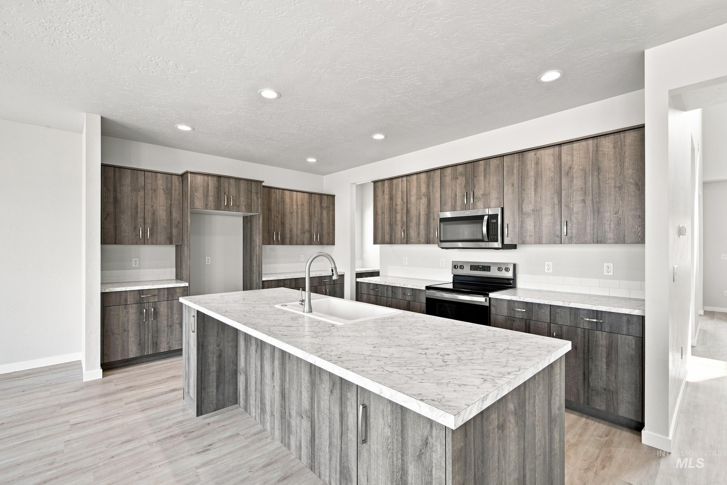 4559 S Amsterdam Ave Property Photo 4