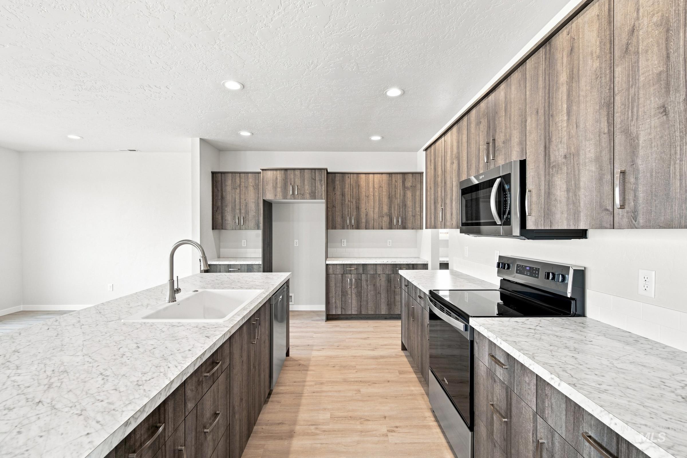 4559 S Amsterdam Ave Property Photo 5