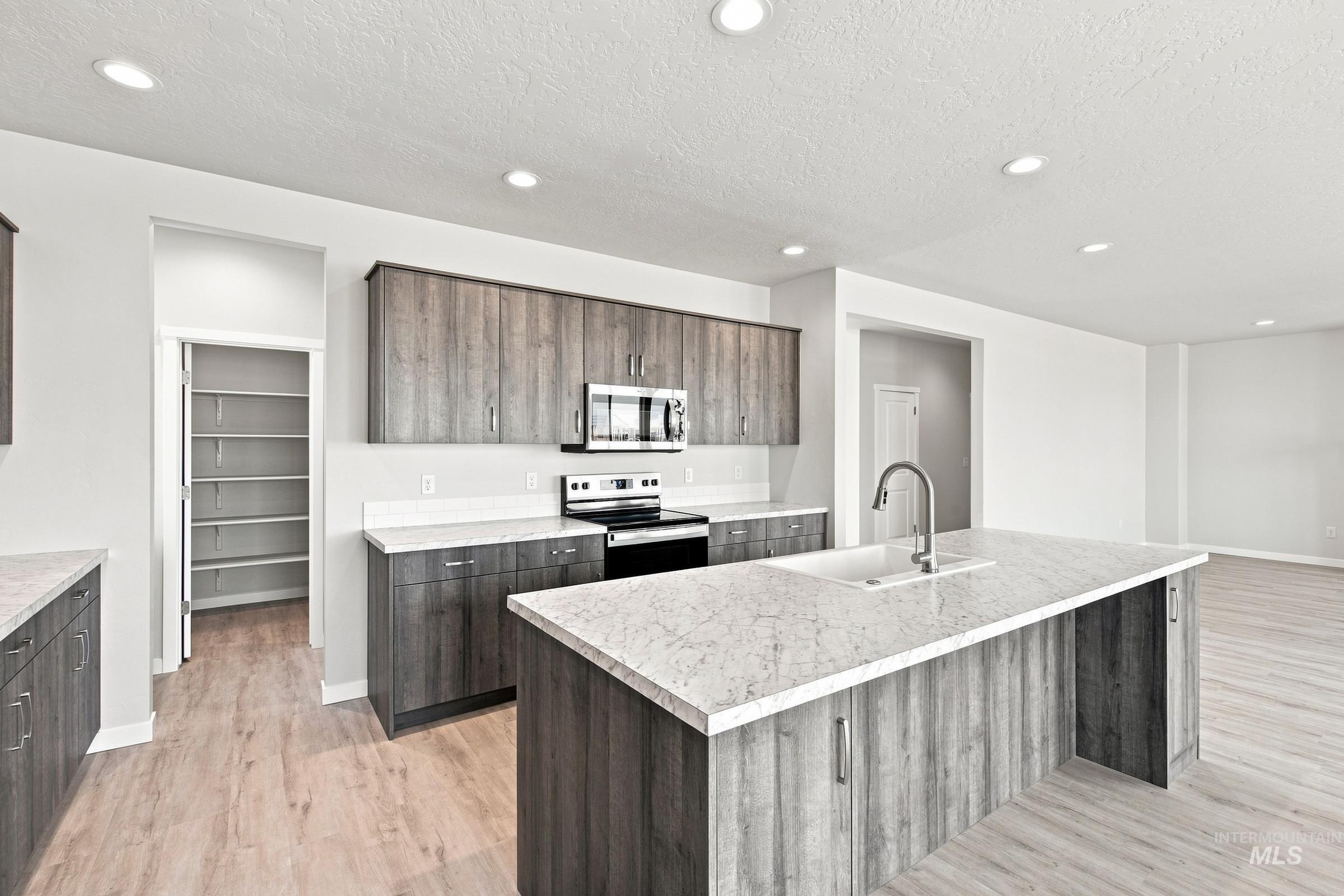 4559 S Amsterdam Ave Property Photo 6