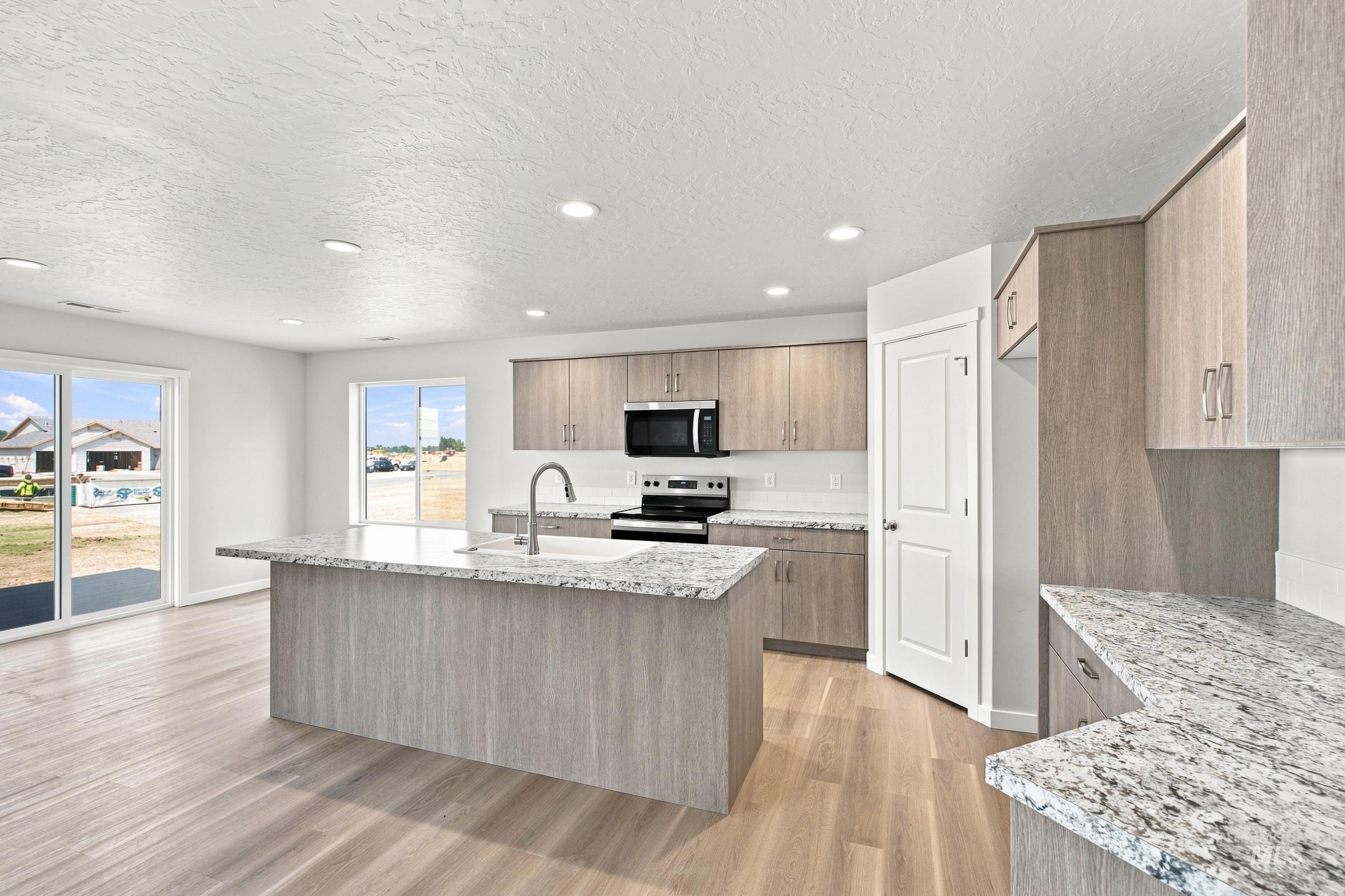 4577 S Amsterdam Ave Property Photo 4