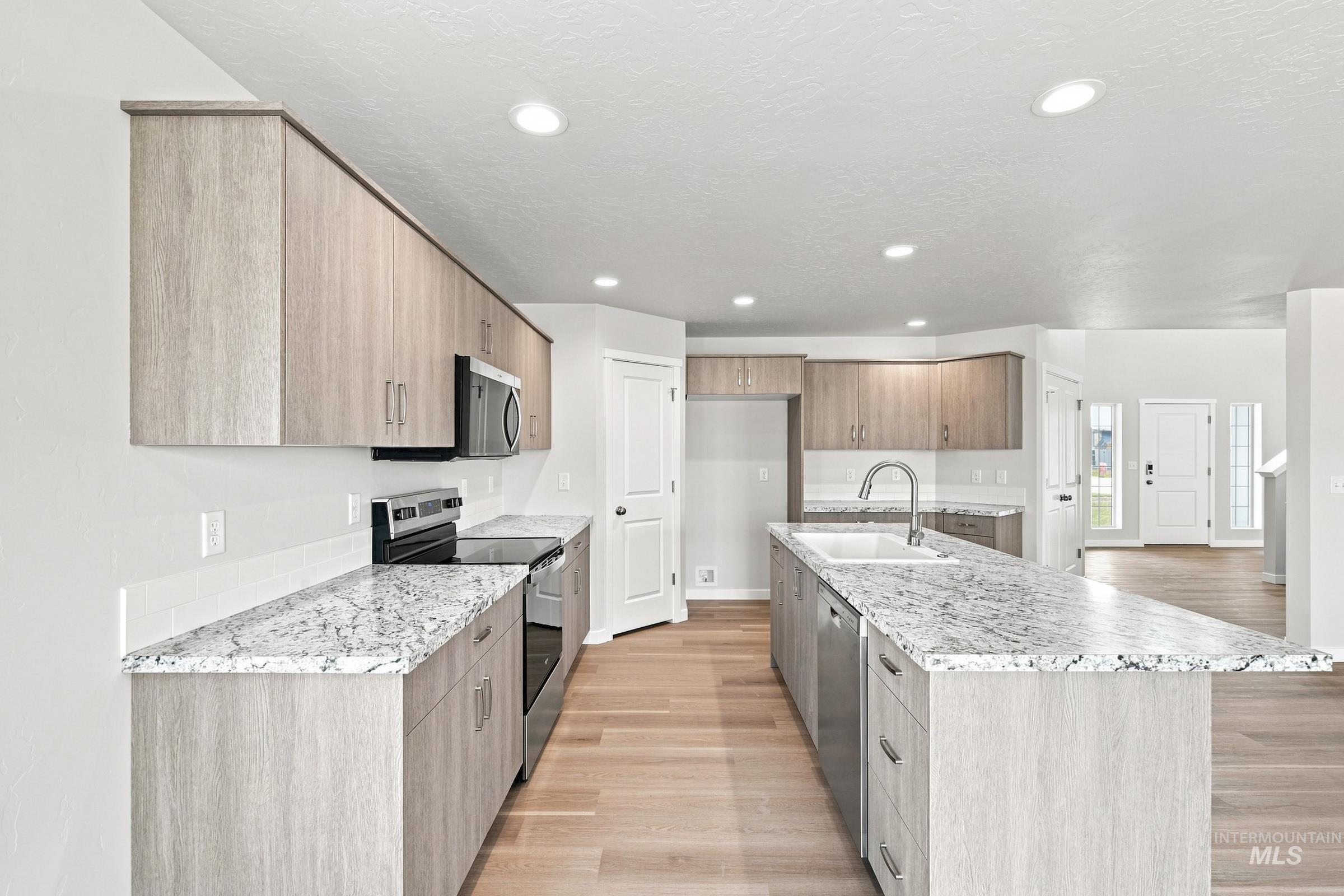 4577 S Amsterdam Ave Property Photo 6