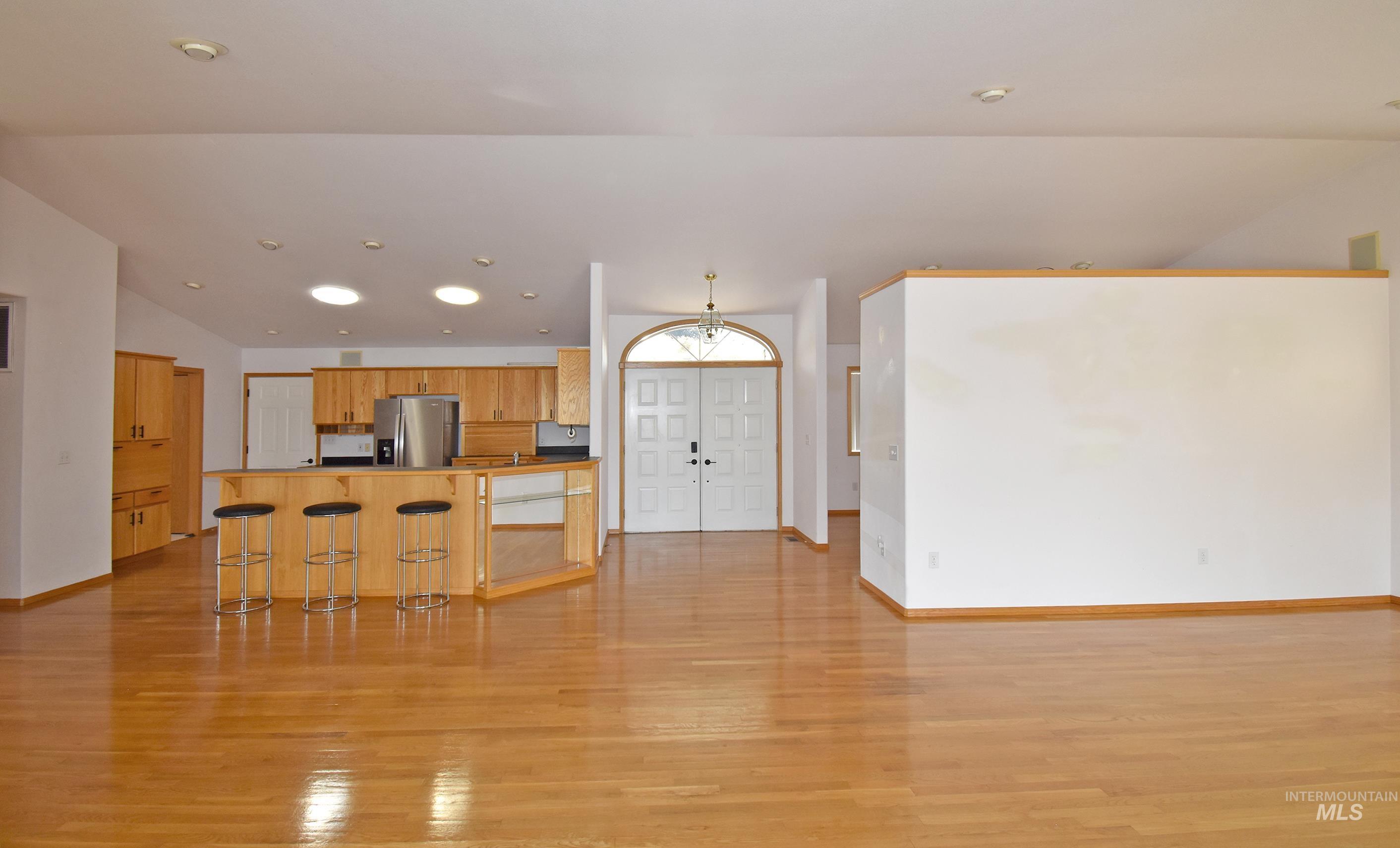 311 Kings Lane Property Photo 4