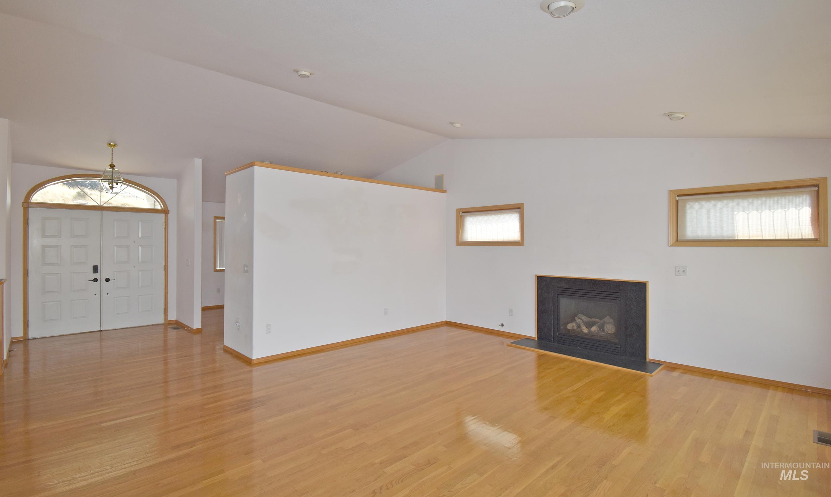 311 Kings Lane Property Photo 6