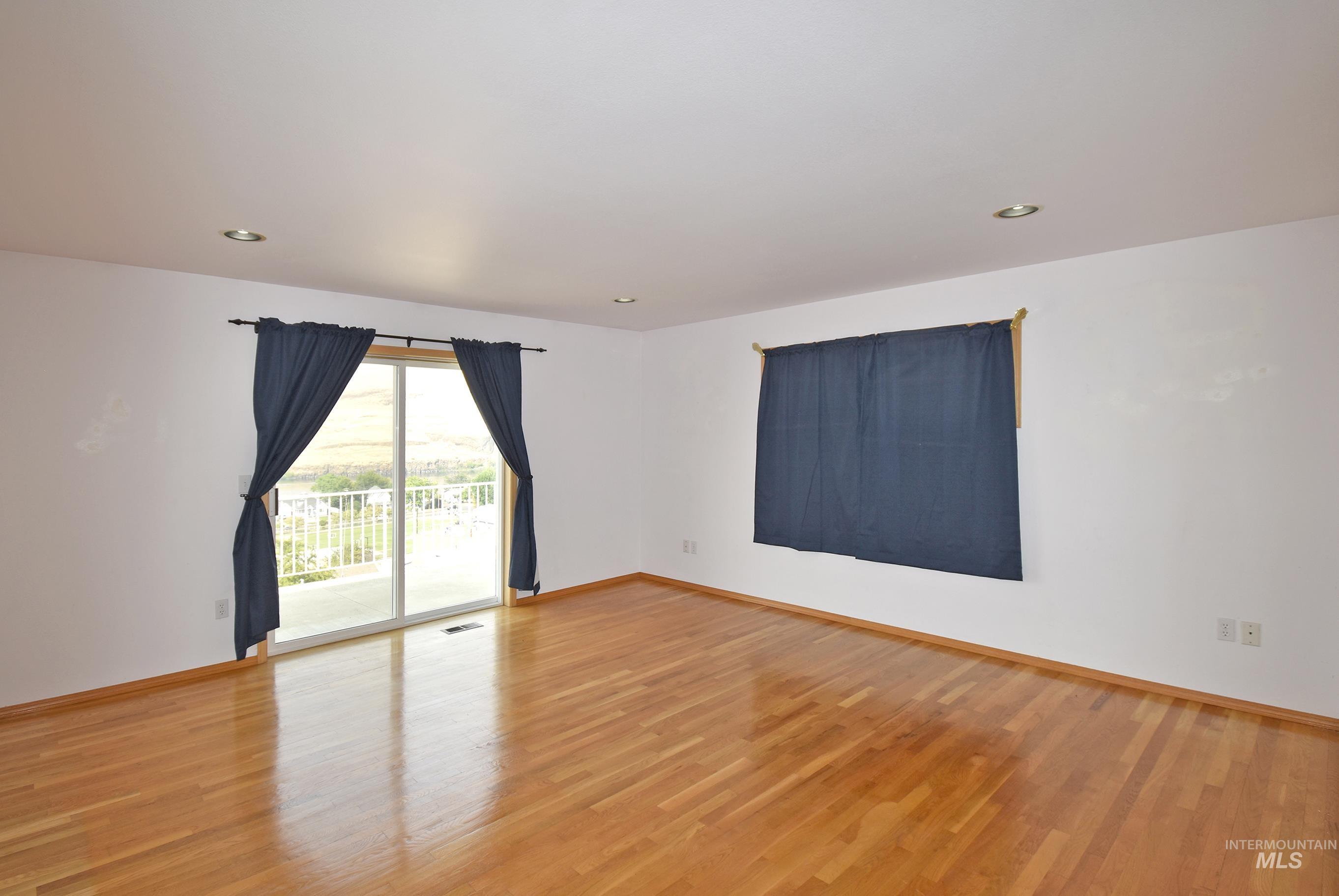 311 Kings Lane Property Photo 17