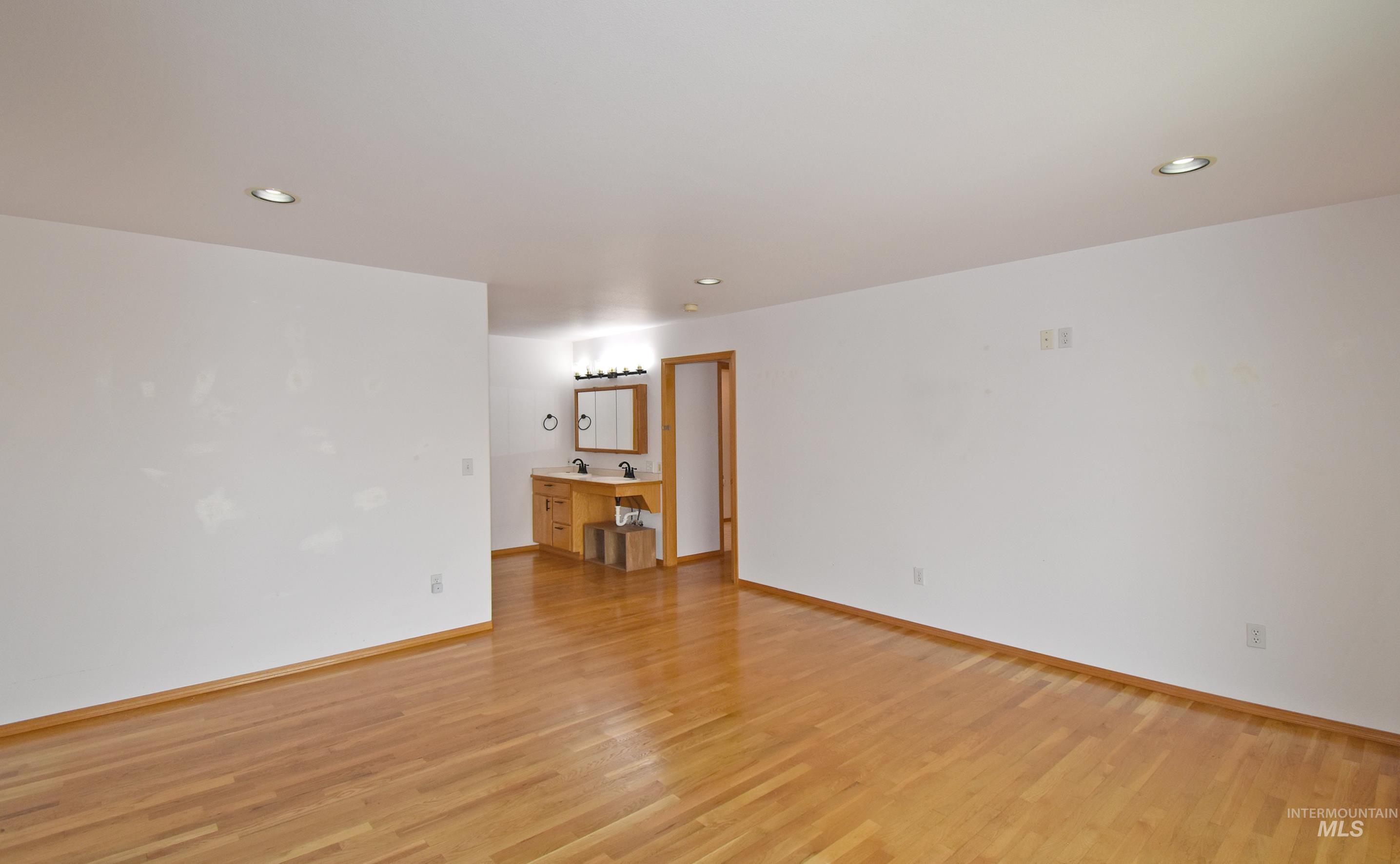 311 Kings Lane Property Photo 19