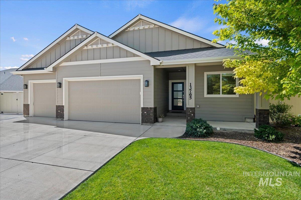 13765 Pillar Rock St Property Photo 3
