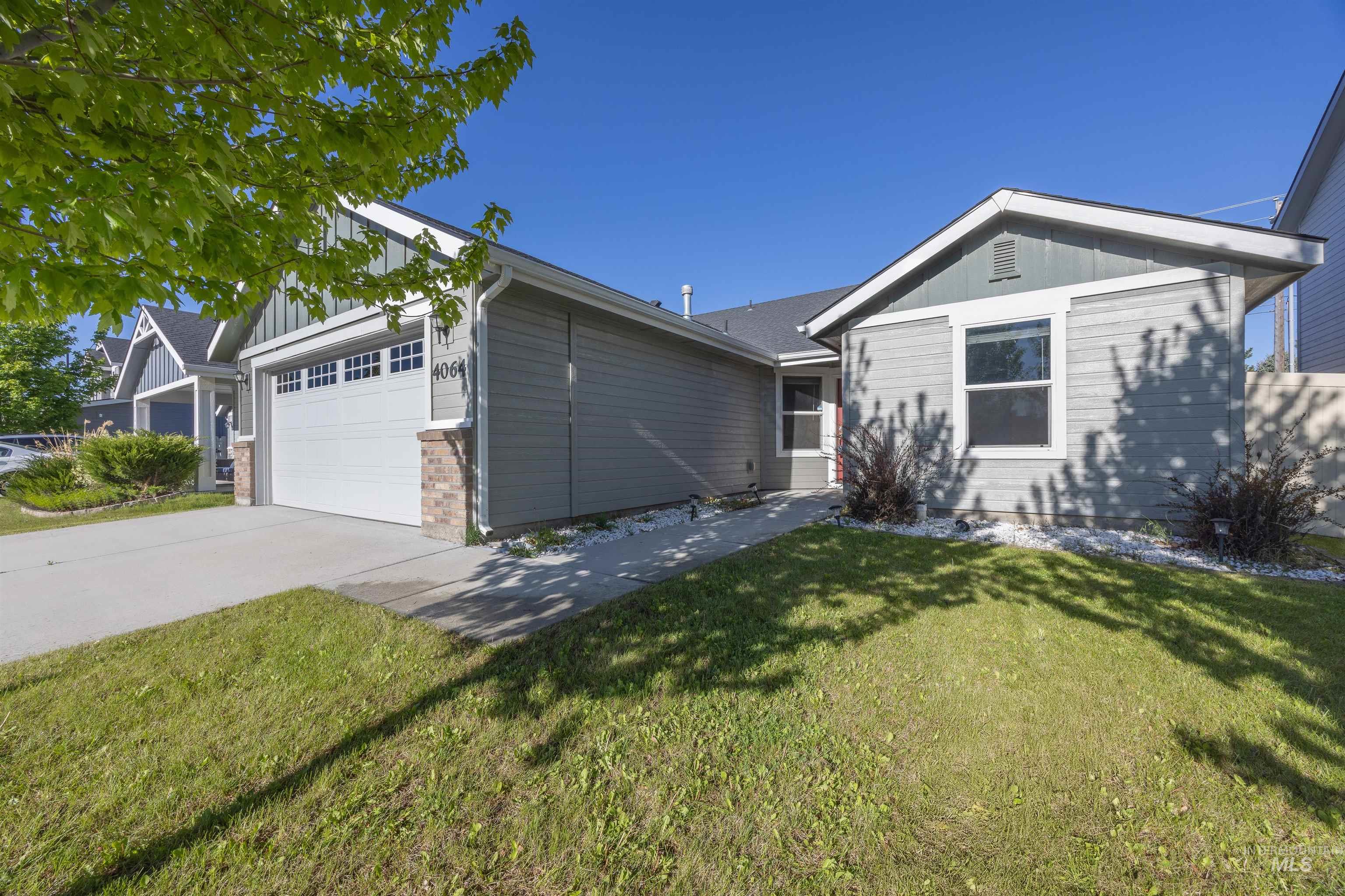 4064 N Alester Ave Property Photo 2