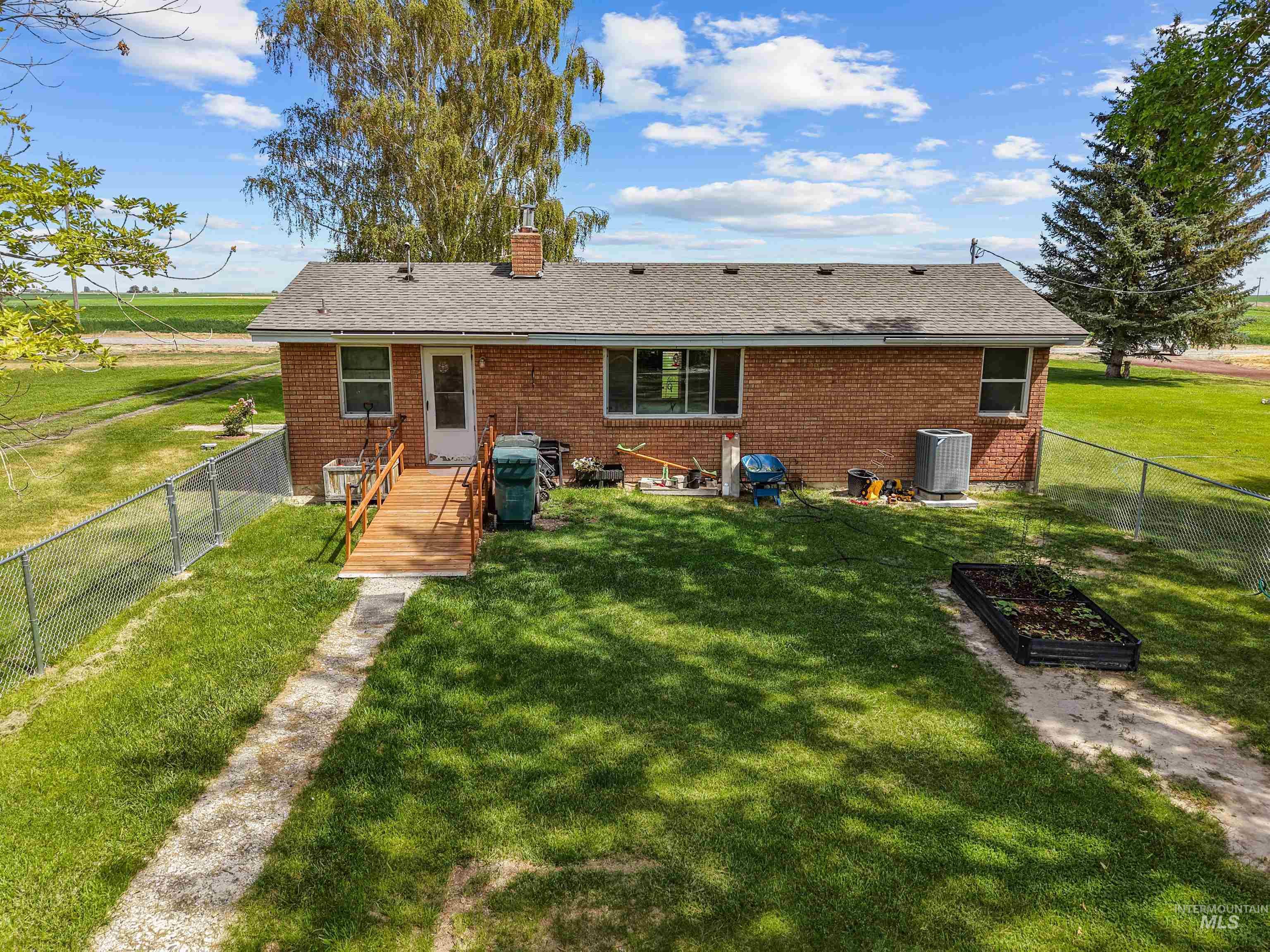 571 E 800 N Property Photo 1