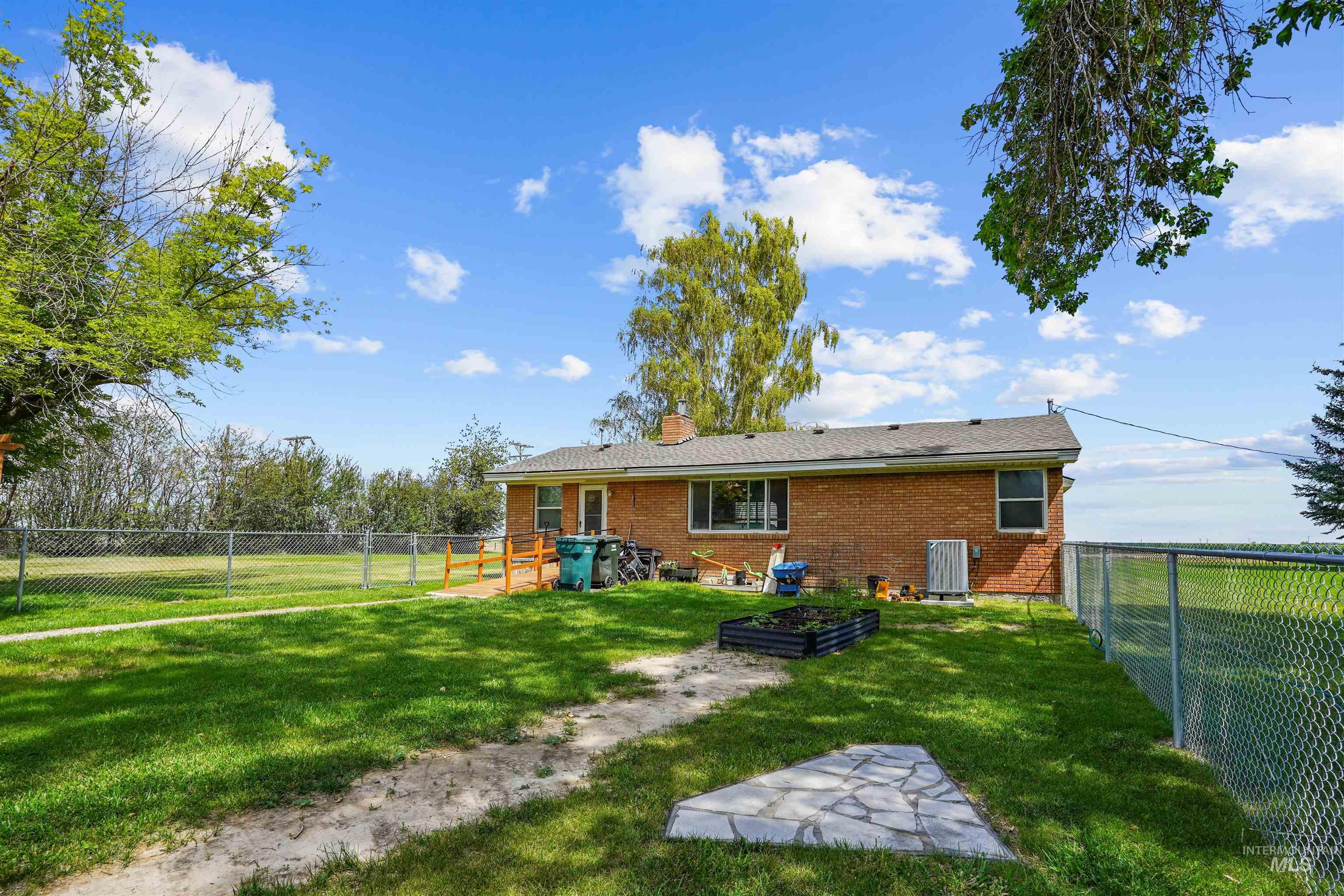 571 E 800 N Property Photo 8