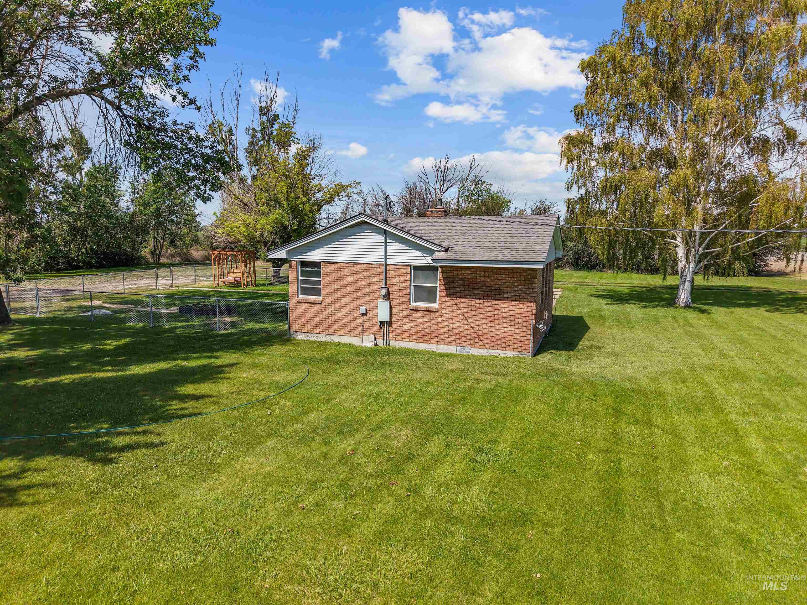 571 E 800 N Property Photo 18