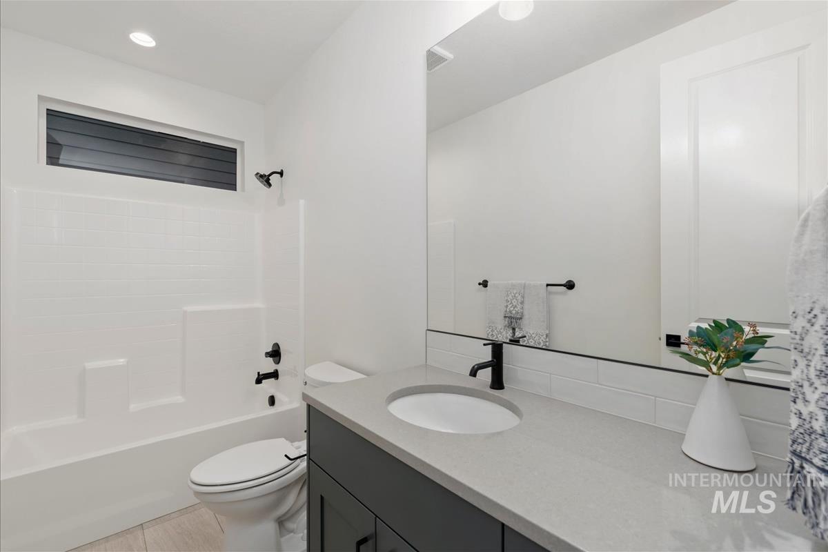1055 E Escalation St Property Photo 17