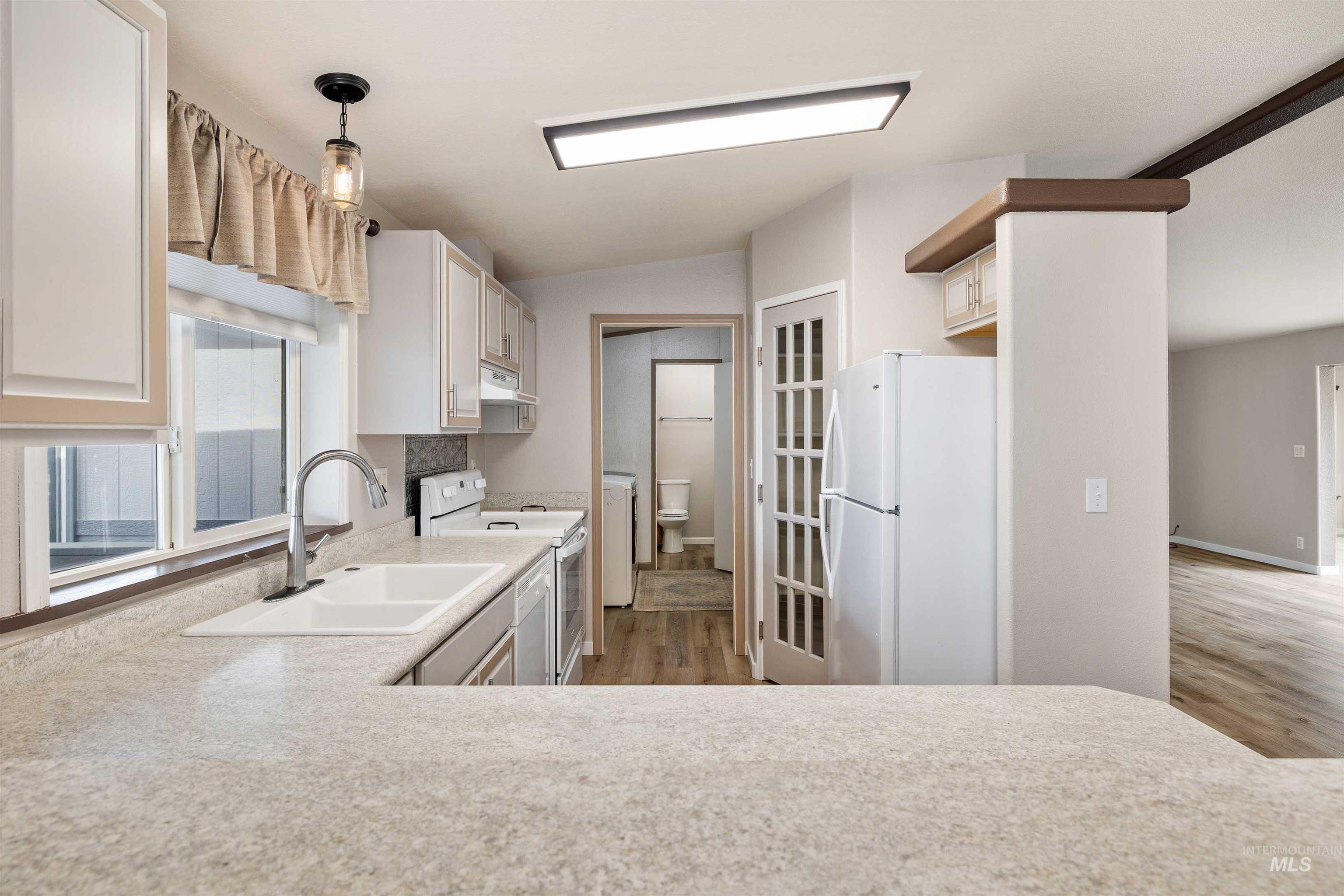 910 Moonglo Property Photo 8