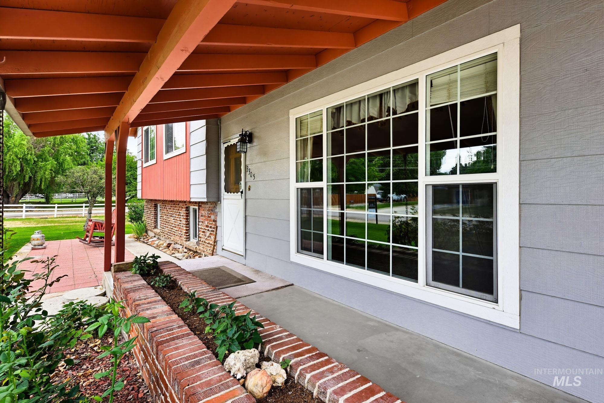 3305 S Beverly St Property Photo 3