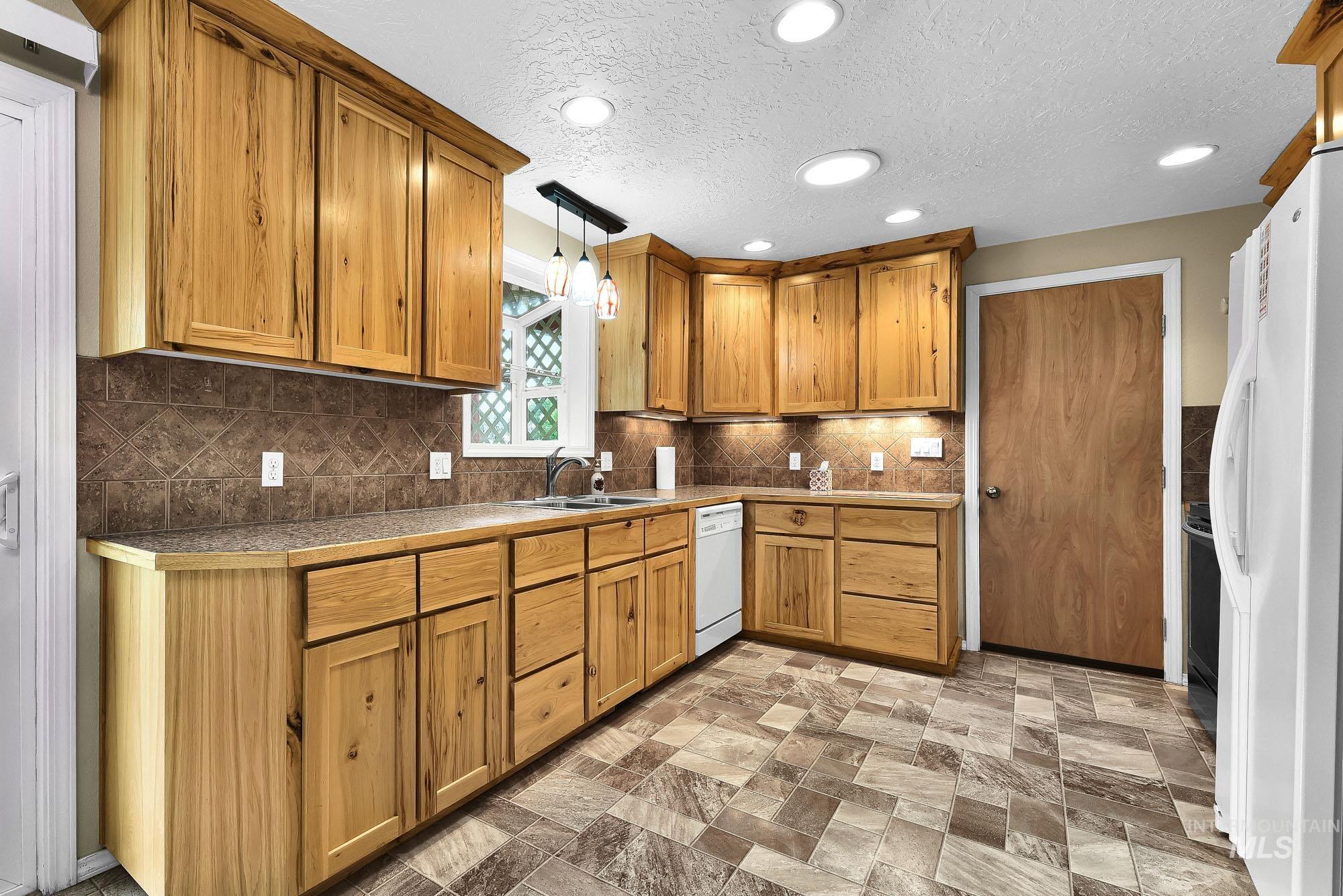 3305 S Beverly St Property Photo 10