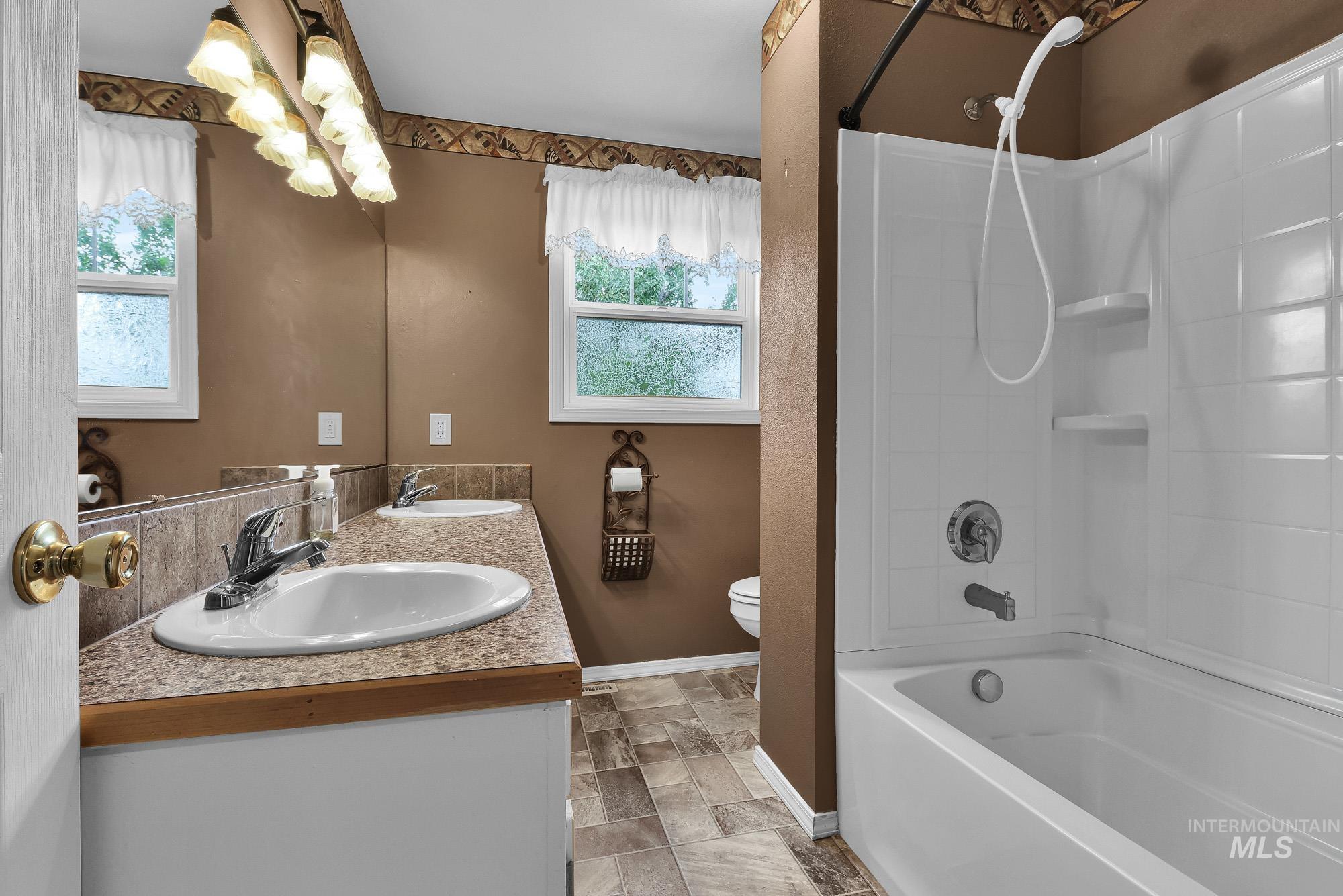 3305 S Beverly St Property Photo 25