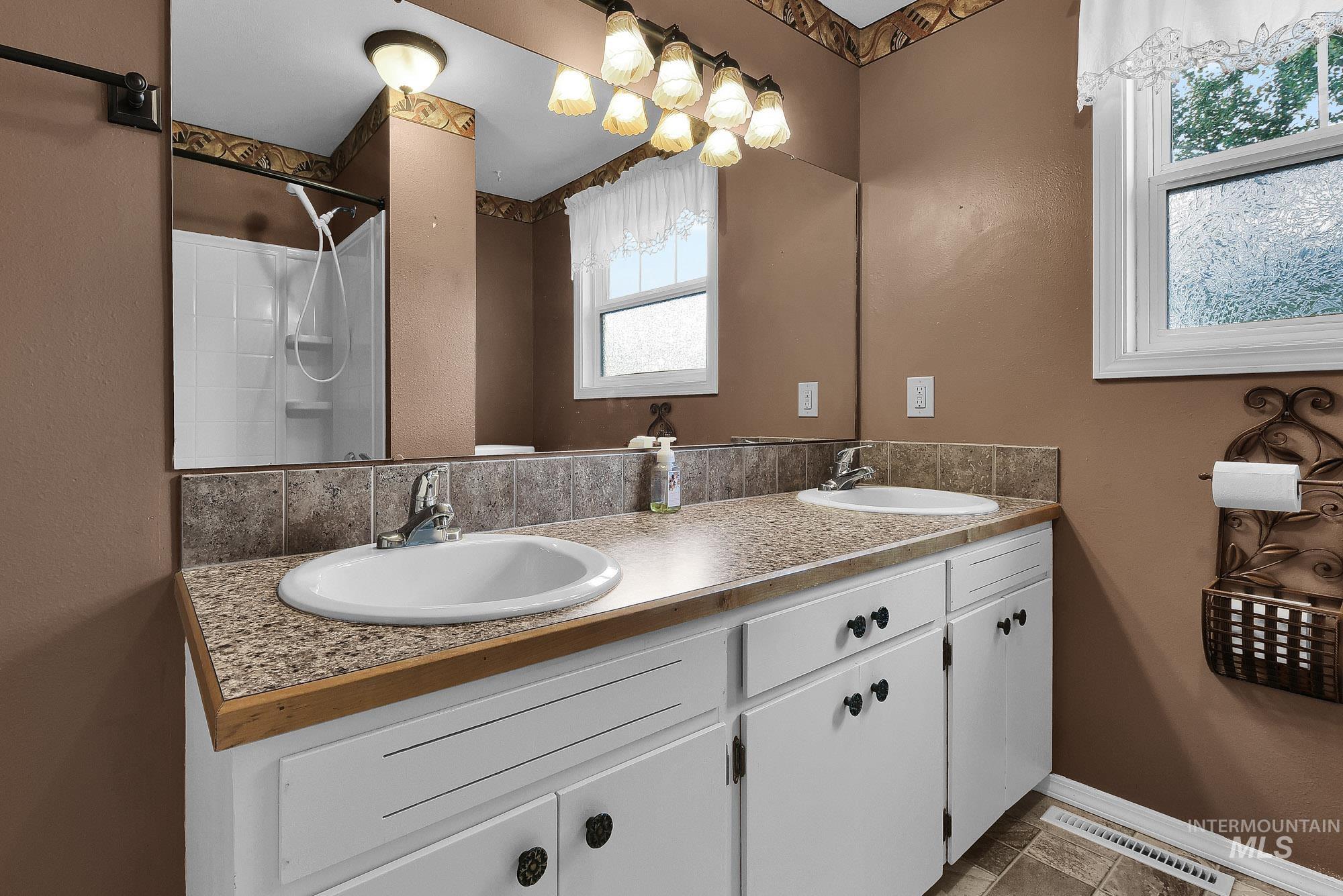 3305 S Beverly St Property Photo 26