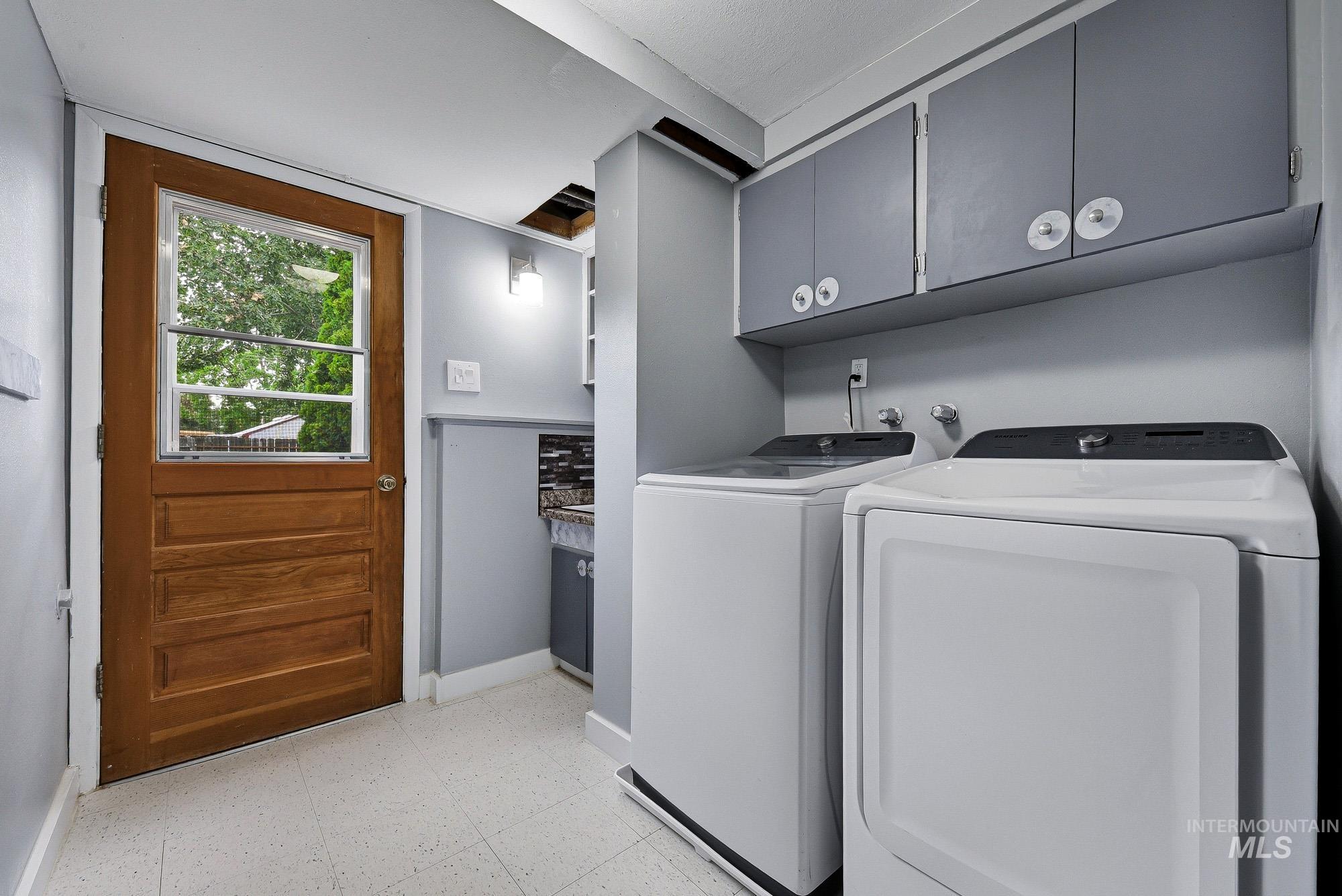 3305 S Beverly St Property Photo 32